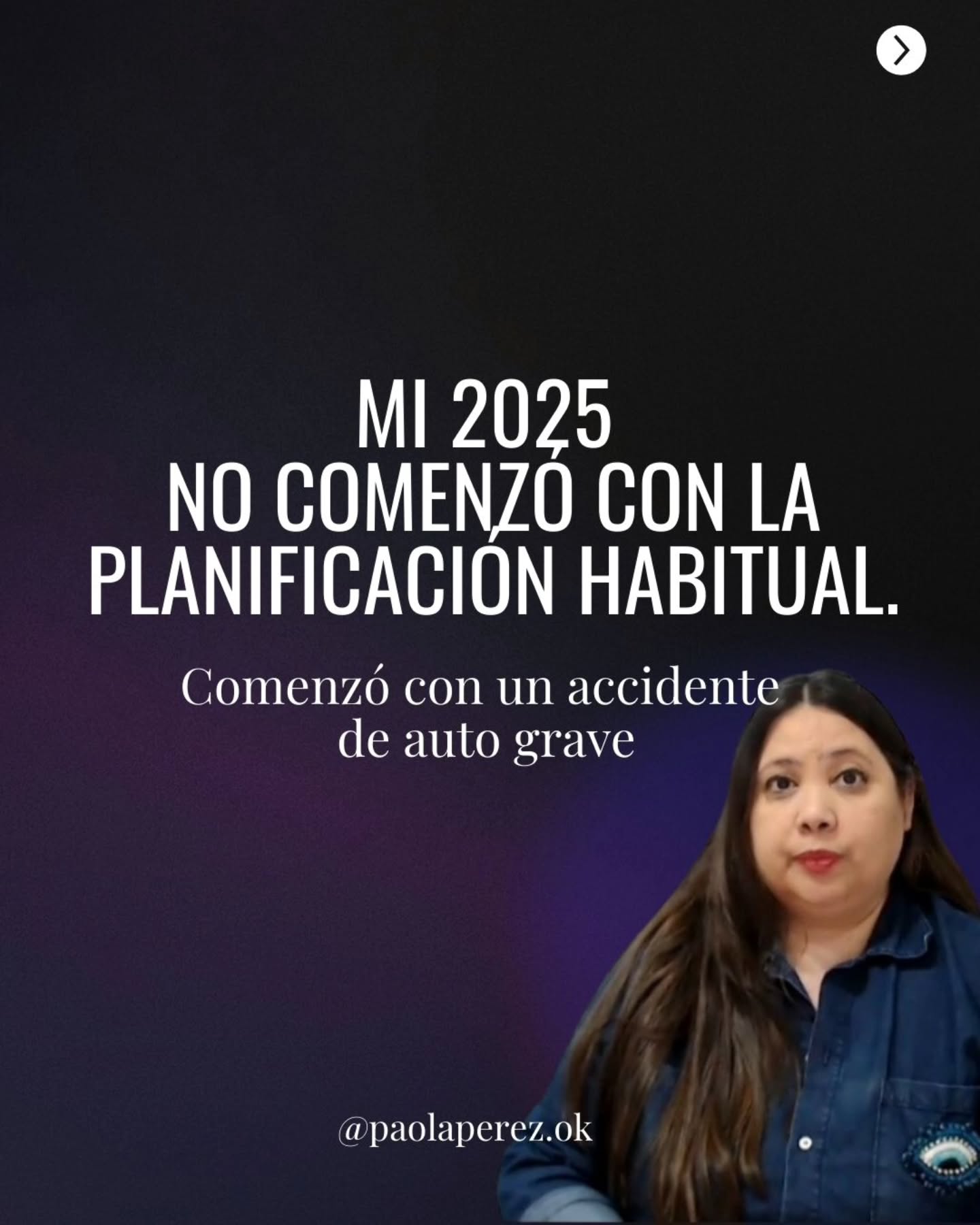 💬 Hoy ultimo domingo del 2025, si pudiera volver a los primeros días de enero y hablar con esa Paola que recién comenzaba el año, la abrazaría muy fuerte.
Y le diría: "Confía, el impacto no es el final, es el despertar".
Mi 2025 no comenzó con la planificación habitual. Comenzó el 3 de enero con un accidente de auto grave que me llevó a experimentar pérdida de conciencia y pasar días internada.
Perder la conciencia, para alguien que dedica su vida a expandirla, fue un desafío profundo. Me obligó a habitar el silencio, a soltar el control y a reconocer mi propia fragilidad, y la finiquitud de la vida . Pero, sobre todo, me dio una perspectiva nueva sobre lo que significa realmente estar presente.
Ese tiempo de recuperación y el proceso de volver a habitar mi centro fueron la base de todo lo que construí este año. De ese silencio y de esa nueva frecuencia nacieron mis propuestas más sagradas: así canalicé Consciencia Cósmica y mis nuevas Mentorías. No son solo programas; son la destilación de lo que aprendí y recorde en ese umbral.
Hice carne que para liderar a otros hacia su luz, primero hay que haber caminado la propia oscuridad, los miedos con absoluta honestidad.
Estar en ese límite me hizo entender que no podía seguir habitando estructuras que ya no me nombraban. Por eso, este fue uno de los años más profundo de mi vida.
Este domingo de balance, miro mis cicatrices (las visibles y las energéticas) y les doy las gracias. Me enseñaron que, incluso cuando perdemos la conciencia, nuestra alma sigue sosteniendo el plan.
Si este año me vieron más profunda, más firme en mi mensaje y acción, decidida a enseñarles a recuperar su poder, es porque cada palabra que les dije fue filtrada por la experiencia de haber vuelto a nacer.
Yo hoy cierro el ciclo de mi propia reconstrucción. Miro hacia atrás a esa Paola del 3 de enero y le digo: “Gracias por elegir quedarte”.
Cierro este 2025 agradecida por la vida y por la fuerza que me permitió transformar un suceso difícil en una nueva forma de servicio.
Pao 💗