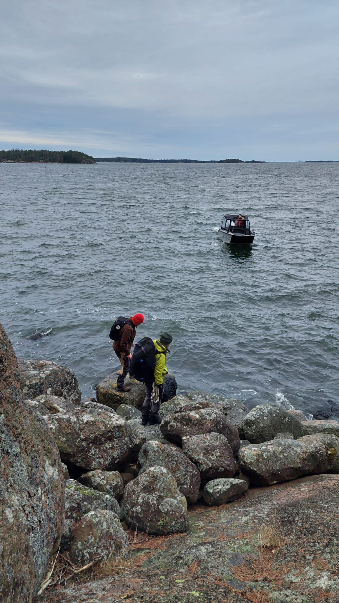 Joulupäivä saaristossa ei tarkoita hiljaiseloa.
Se tarkoittaa tuulta poskilla, veneen keulaa kohti seuraavaa saarta ja kätköjä, jotka vaativat hieman vaivaa mutta antavat sitäkin enemmän takaisin. ❄️🚤
FTF ryhmä lähti liikkeelle viileässä ja tuulisessa säässä, mutta seikkailun nälkä vei voiton. Joulu-trailin kätköt löytyivät saarelta, polkujen varsilta ja maisemista, joissa joulurauha kohtaa pienen adrenaliinin.
Kun ilta alkoi hämärtyä, päivä sai arvoisensa päätöksen.
Taskut täynnä muistoja, mieli täynnä elämyksiä.
Iso kiitos kaikille osallistujille. 🤍
Tätä on saarikätköily parhaimmillaan.
#seasport #fasteraluminiumboats #visitporvoo #geocaching #lowrance_finland