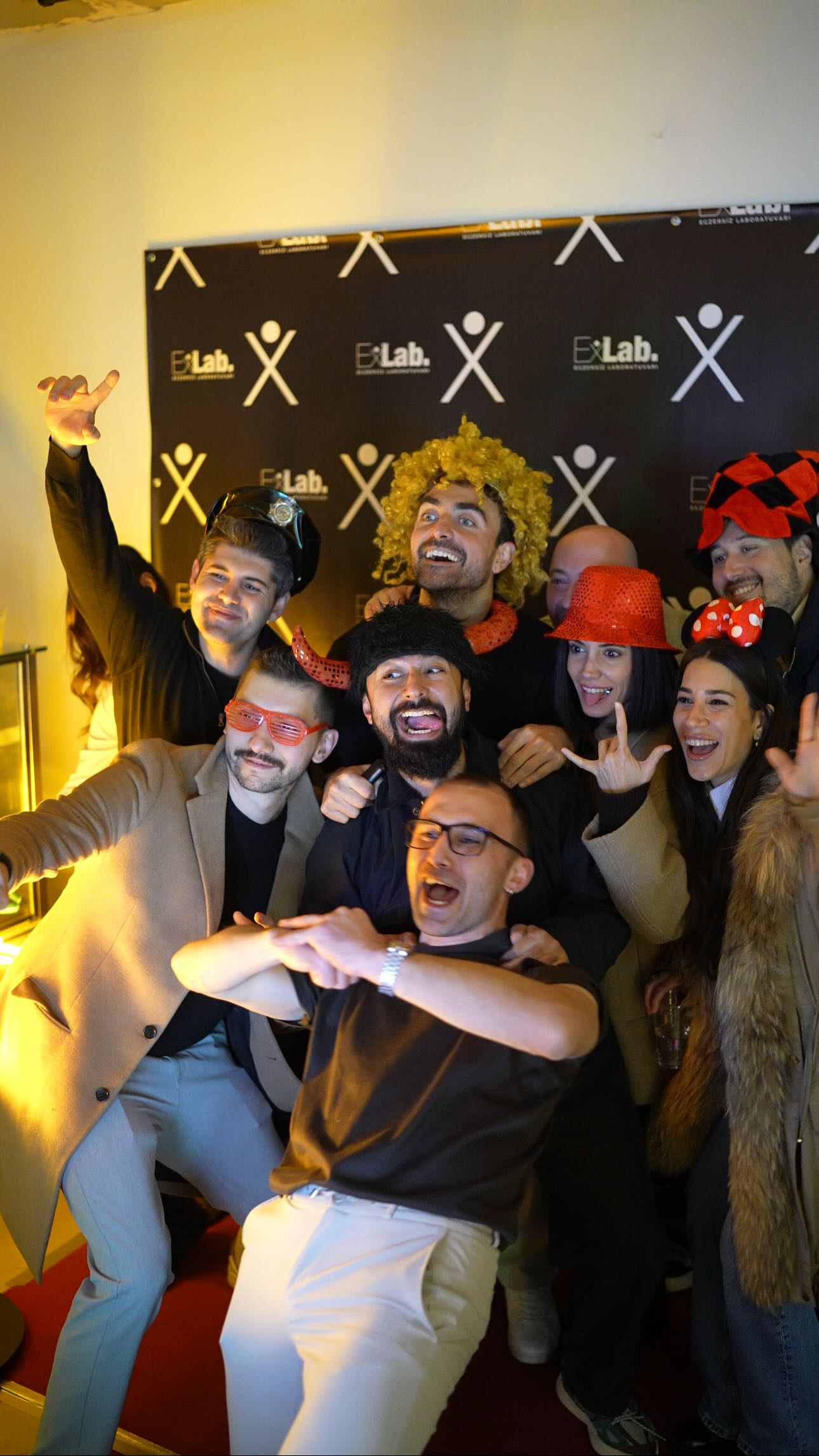 Geriye bu gülüşler kaldı.😁
Paylaştığımız her an için teşekkürler.🤪
İyi ki bu enerjinin parçasısınız.👯
Hoş geldin 2026. 🥳