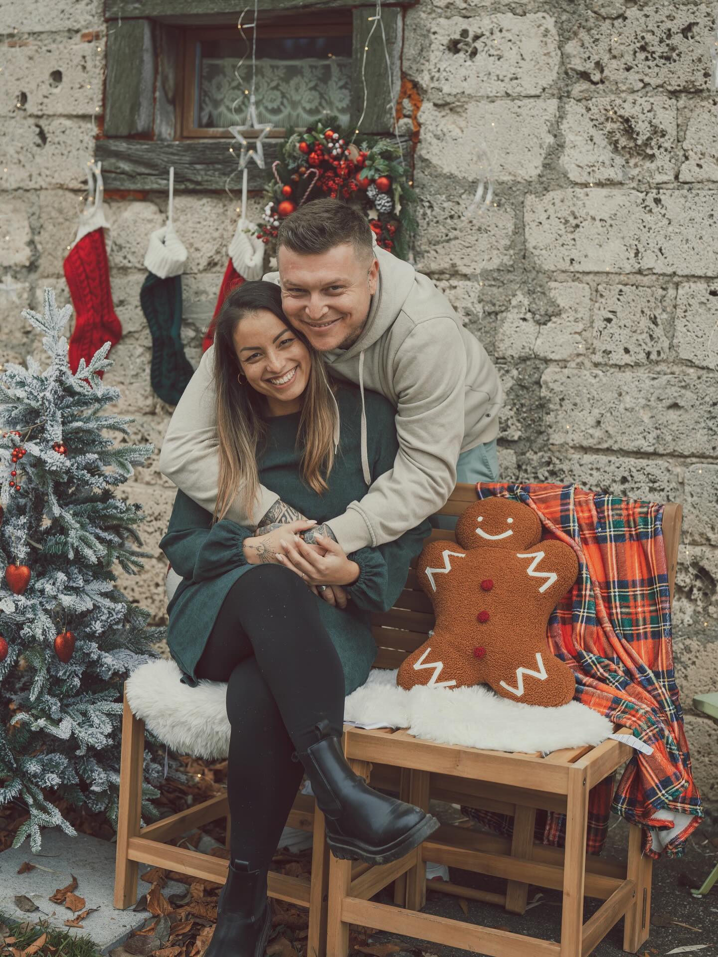 •
Ein weiteres Jahr ist vergangen und es war einfach wundervoll. So viele neue Menschen kennenlernen zu dürfen und gleichzeitig immer wieder vertraute Gesichter zu sehen, ist für mich das schönste Zeichen dafür, dass ich meinen Job mit Herz und Leidenschaft mache. Genau das motiviert mich, jeden Tag weiterzumachen und mein Bestes zu geben.
Der unglaubliche Support meiner Community bedeutet mir mehr, als ich in Worte fassen kann.
Ein riiiiiesengrosses Dankeschön an euch alle! ❤️
•
2026 wird für mich ein ganz spezielles Jahr!
Ich darf den schönsten Mann, die Liebe meines Lebens heiraten.
In meinem absoluten Traumkleid und mit all den Menschen die mir nahe stehen!
Ich freu mich so so so riiiiiesig auf diesen Tag😍
•
Ich wünsche euch wunderschöne Festtage geniesst die Zeit mit euren Liebsten und Einen wunderschönen start ins neue Jahr😘🎄