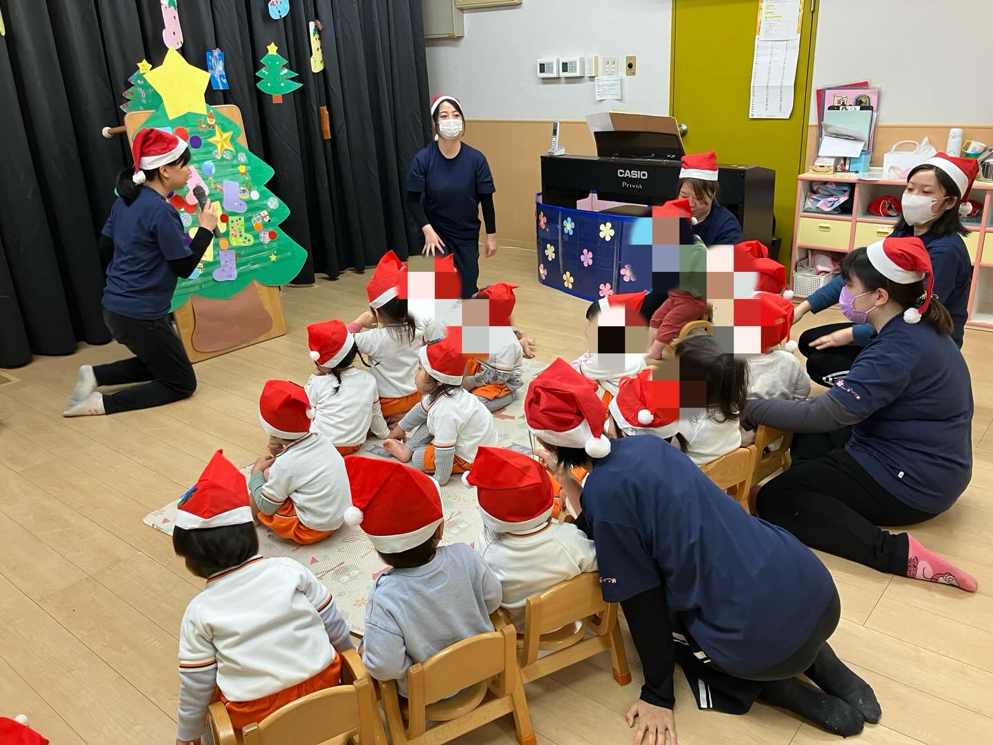 12月24日水曜日、ベビーランドさくら園ではクリスマス会がありました。
日頃の絵本や散歩でクリスマスの飾りを見るたびに楽しみにしていた子ども達🎄
サンタさん登場に怖がる子もいましたが、最後は「またきてね!」と嬉しそうに手を振っていました!
#小規模保育施設
#西淀川区
#ベビーランドさくら園
#クリスマス会