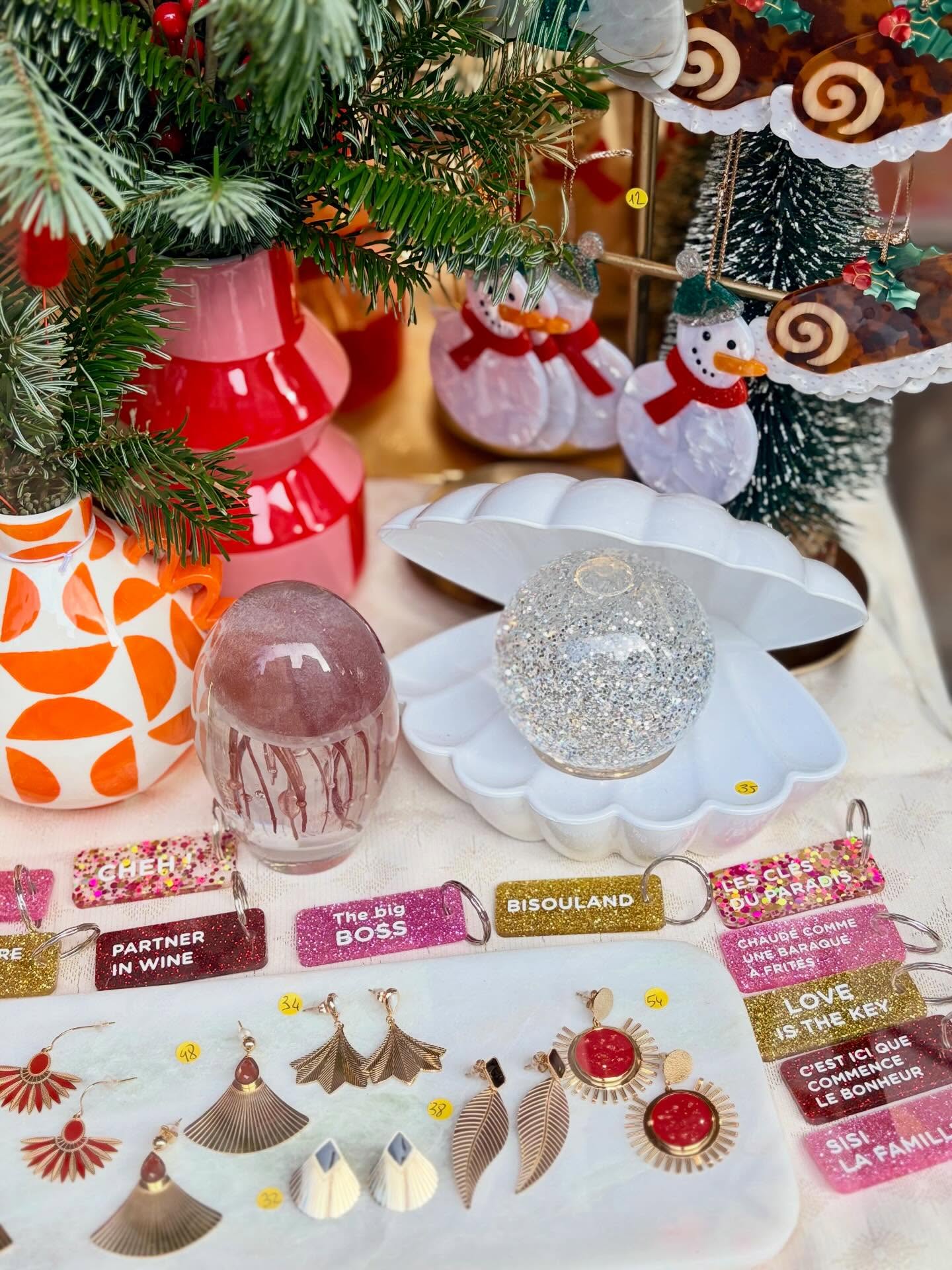 🎄✨ J-2 🎅 Dernière ligne droite ! ✨🎄
La boutique est ouverte aujourd’hui et demain pour les ultimes trouvailles 🎁
Ici, il y a encore tout ce qu’il faut pour faire les plus beaux cadeaux : des idées qui font sourire, des objets beaux, utiles, un peu décalés… et surtout pensés pour faire plaisir.
✨ Et surtout plein de lumières merveilleuses ✨💡
Lampes qui brillent, veilleuses qui rassurent, petits éclats qui font waouh… ça scintille au Puits d’Amour ✨
On vous attend 💘
📍 Bordeaux – 113 rue Fondaudège
🕰️ aujourd’hui jusqu’à 19h & demain de 10h30 à 17h, prêts pour Noël 🎅🎁