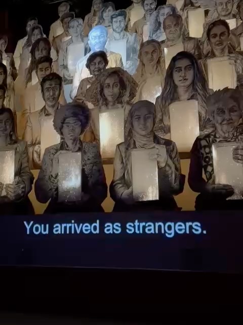 ✨ Hace unos días estuve en la instalación CONGREGATION de Es Devlin en PAC NYC. 🌍 Una experiencia única que reúne 50 historias de 25 países, celebrando la resiliencia y el coraje de quienes se reinventan lejos de su hogar. 🎨🕯️#refugiados #congregation #pacnyc #arte