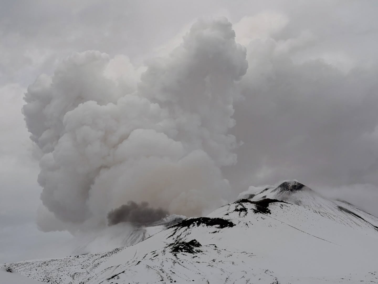 #Etna Winter Trek High • 🌋❄️🎄 Continuano le escursioni natalizie ad alta e media quota ❤️ #sicily #volcanoes #sicilia #guidevulcanologichesicilia
👉Prossima escursione 29 Dicembre 2025 🥾
🌎 https://www.etnative.com/etna-winter-trek
☎️ +393780861560
Ⓜ️ etnativo@yahoo.it