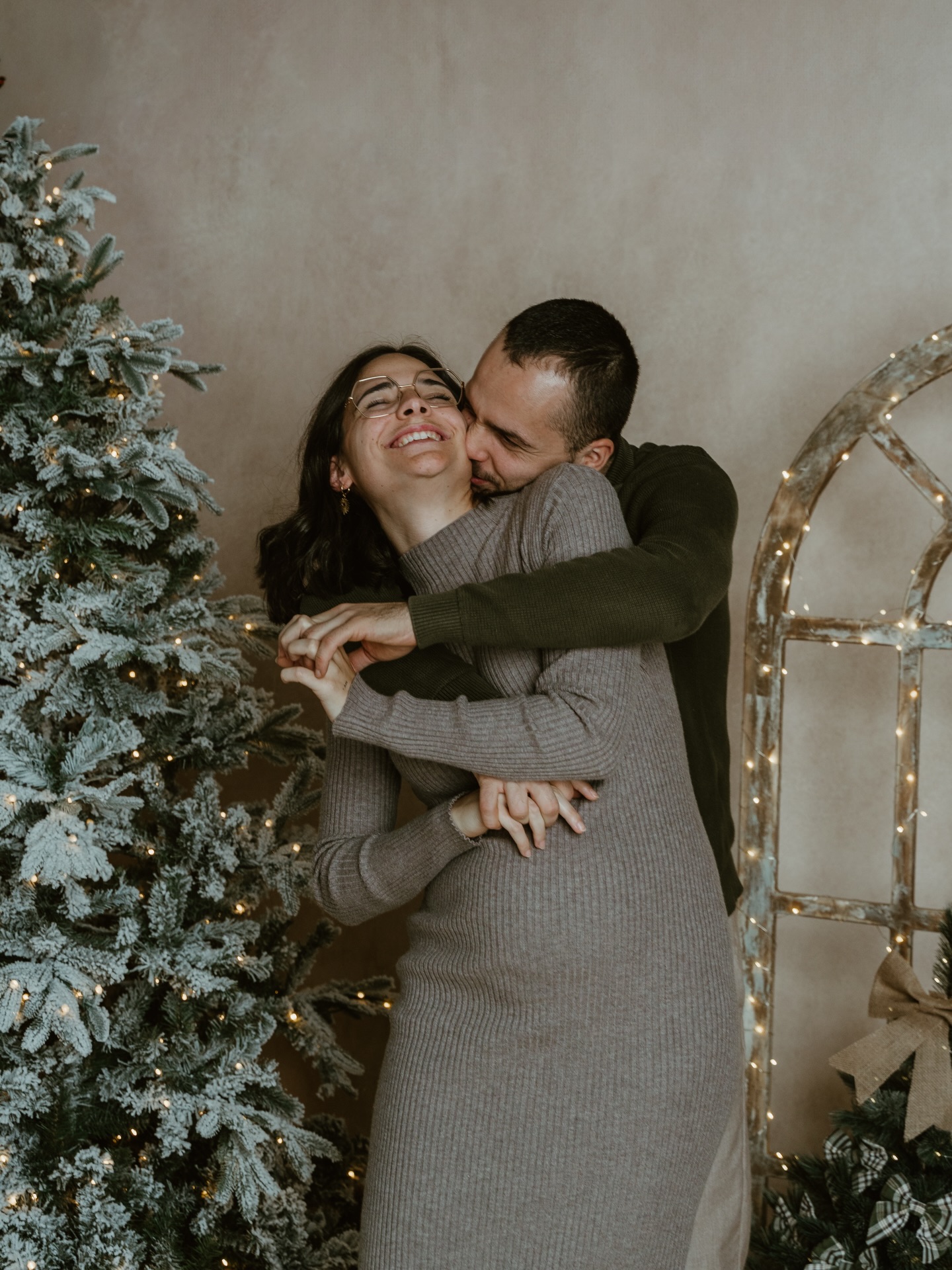 Deze zwangerschap van ons liefste muppie is duidelijk een oefening in loslaten, vertrouwen en vertragen.
Ik neem jullie graag mee verder op reis in deel 4 van mijn verhaal. ✨
🩷💛🌈