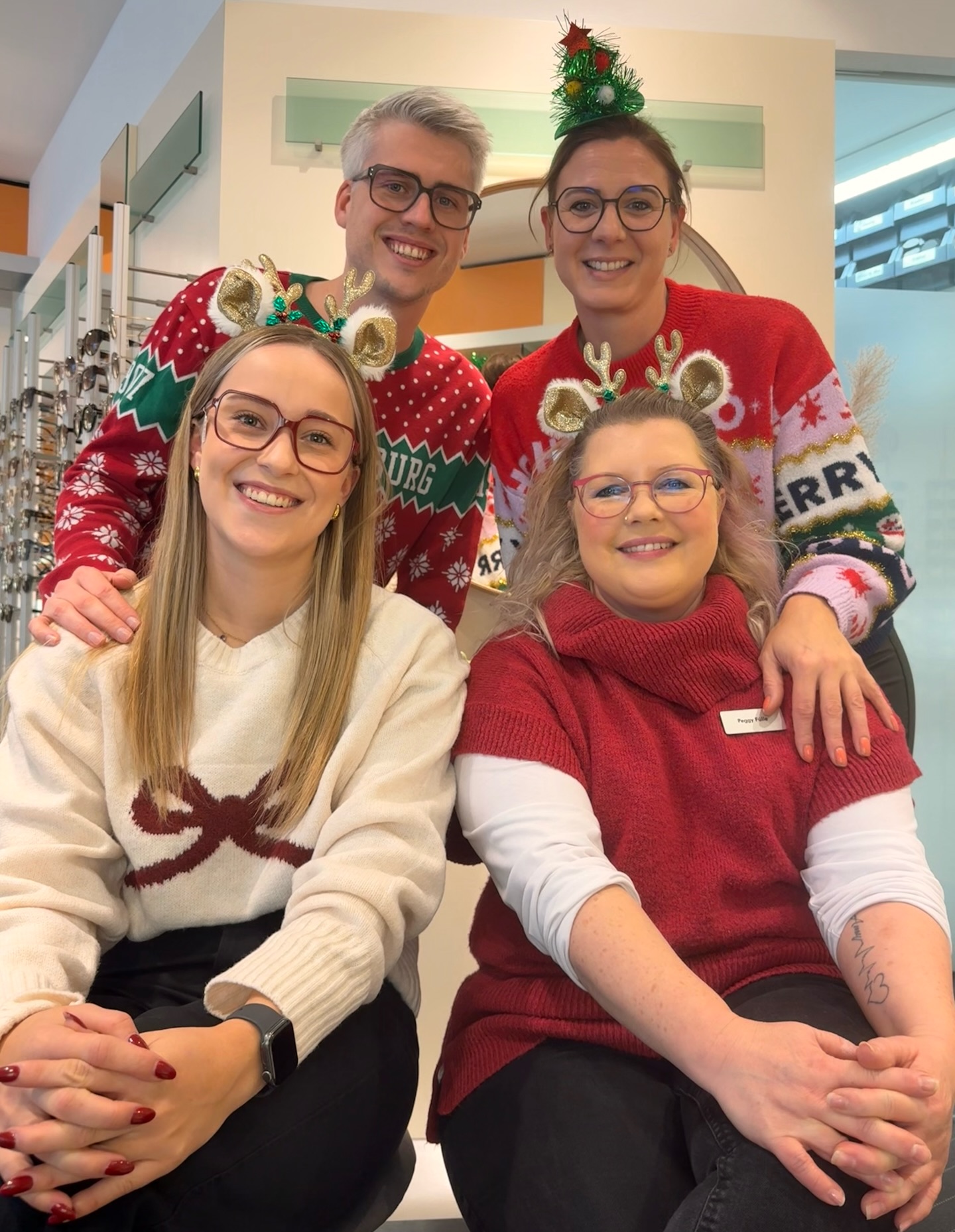 Das gesamte Team von Baur Optik wünscht euch frohe und besinnliche Weihnachten 🎄🤍
#weihnachten#optik#akustik#kollegen#brilleteamweihnachtsbaum