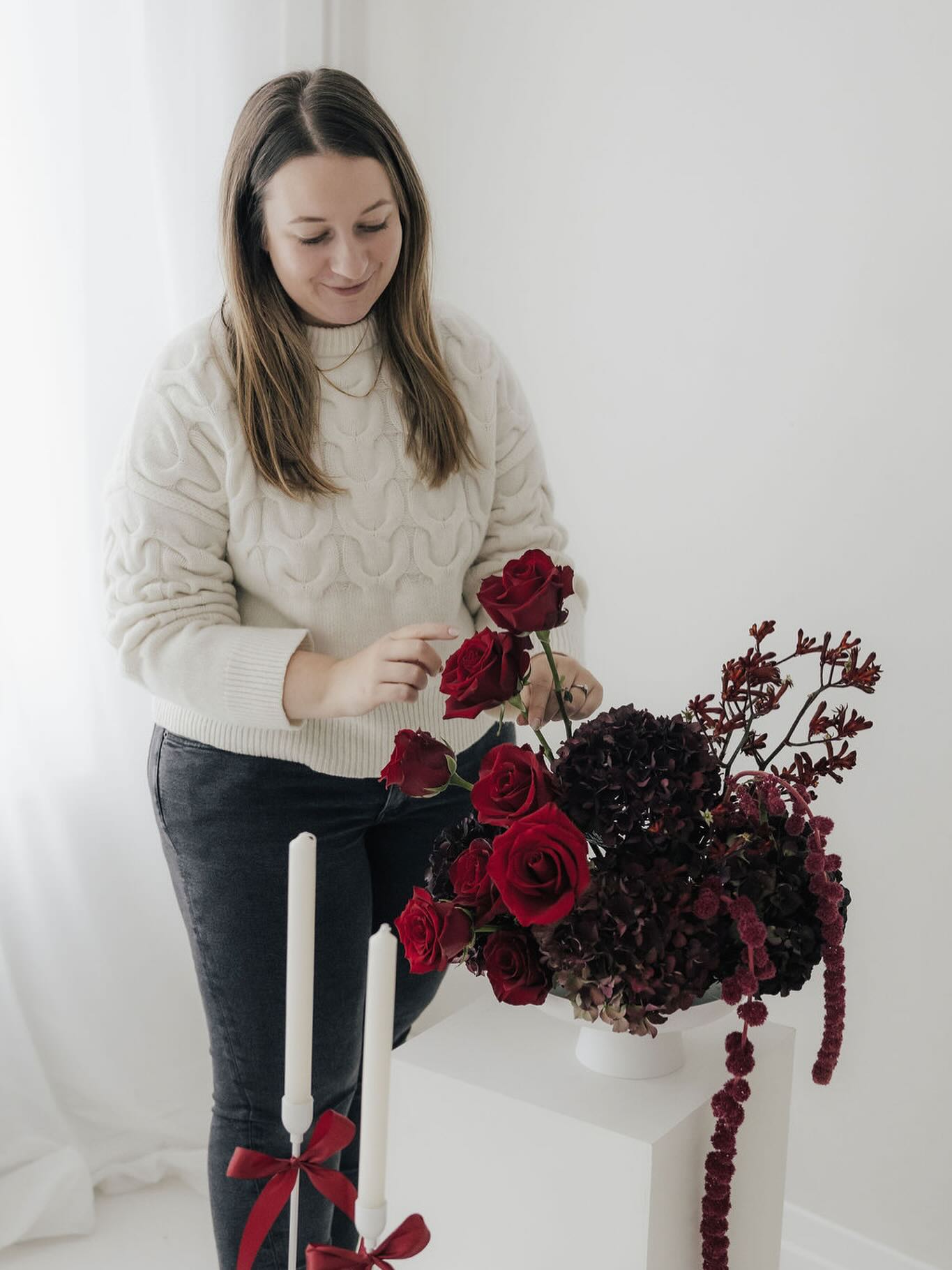 Merry Christmas ihr Lieben ✨
Dieses Jahr war gefüllt mit so vielen Emotionen, einzigartigen Hochzeiten und ganz viel Liebe 🤍
Danke für jedes Vertrauen und jede gemeinsame Reise! Diese schöne Saison war mir wirklich eine Freude.
Nun wünsche ich euch allen eine warme und ruhige Weihnachtszeit und freue mich schon jetzt auf 2026 ✨
Macht es euch gemütlich 🫶
Foto: @keaulrich.fotografie
Hochzeitsfloristik
Tischdeko Hochzeit
Dekoverleih