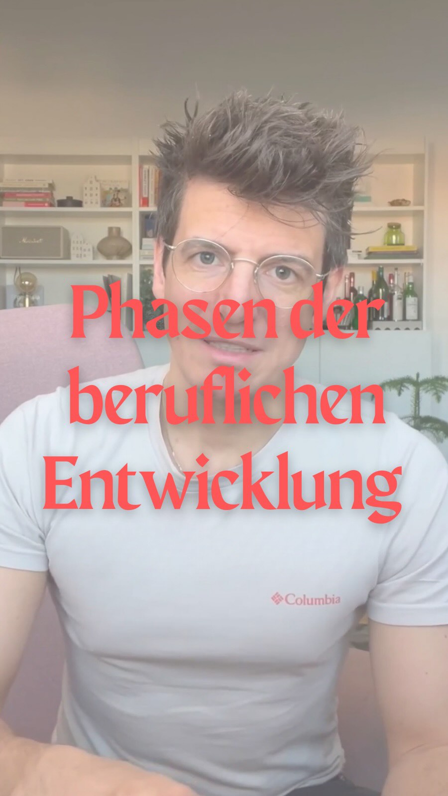 🏃♂️ Warum ist Lehrer*inwerden eher ein Marathon als ein Sprint?
Viele denken, nach dem Studium ist man „fertig“, aber die professionelle Entwicklung als Lehrperson dauert das ganze Berufsleben! Drei zentrale Phasen zeigen, warum Geduld, Begleitung und kontinuierliche Reflexion so wichtig sind:
🎓 Phase 1: Lehramtsstudium
• Reflexion der eigenen Schulzeit und Rollenwechsel
• Erste Einblicke in Lernprozesse und Diversität von Schüler*innen
• Aufbau eines Repertoires an Unterrichtsmethoden
🏫 Phase 2: Berufseinstieg (erste 5 Jahre)
• Rollenfindung: Beziehungen zu Schüler*innen und Kolleg*innen gestalten
• Fachinhalte und Lernprozesse verbinden
• Professionelle Identität formen - oft sehr anstrengend, aber auch sehr prägend!
🌱 Phase 3: Spätere Berufsjahre
• Kontinuierliche Weiterentwicklung und Reflexion
• Umgang mit der Komplexität des Lehrberufs
❗️ Warum ist das wichtig?
1️⃣ Das Studium kann nur begrenzt vorbereiten, dessen sollte man sich bewusst sein.
2️⃣ Gute Begleitung durch Mentor*innen und eine entwicklungsfördernde Schulkultur sind immer wichtig, ganz besonders aber beim Berufseinstieg.
3️⃣ Es nimmt Druck von Lehramtsstudierenden und Berufseinsteiger*innen, denn es zeigt, dass Entwicklung Zeit braucht!
➡️ Wie war euer Berufseinstieg?
• Was hat euch besonders geprägt?
• Wie habt ihr die ersten Jahre erlebt?
• Welche Tipps gebt ihr an neue Kolleg*innen weiter?
Lasst mir gerne einen Kommentar da! ⬇️
#Lehrerleben #Berufseinstieg #Lehramtsstudium #ProfessionelleEntwicklung #Schulkultur #Mentoring #Lehrerbildung #Reflexion #Lehrergesundheit #Bildungsforschung
Quellen:
Feiman-Nemser, S. (2001). From Preparation to Practice: Designing a Continuum to Strengthen and Sustain Teaching. Teachers College Record, 103(6), 1013–1055. https://doi.org/10.1111/0161-4681.00141
Hericks, U., & Keller-Schneider, M. (2012). Was wissen wir über die berufliche Entwicklung von Lehrerinnen und Lehrern? Anforderungen, Berufswahlmotive Entwicklungsaufgaben. Pädagogik, 5, 42–47.