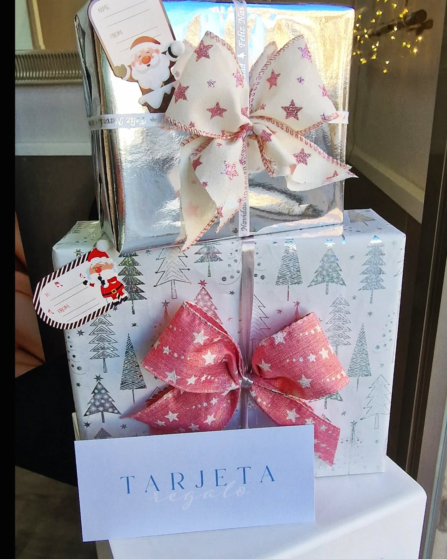 🎄✨ Regala Belleza y Bienestar esta Navidad 🎁✨
🎅 ¿Buscas el regalo perfecto?
En nuestro centro de estética te lo ponemos fácil:
💌 Tarjetas Regalo para tratamientos personalizados:
✨ Faciales
🌸 Corporales
💆 Masajes
🔥 Depilación Láser
🎁 Productos exclusivos para mimar la piel y el cuerpo.
🎀 Sorprende a tus seres queridos con un regalo que cuida, relaja y embellece.
📍 ¡Ven a visitarnos y elige el regalo ideal!
👉 Regalos que enamoran, momentos que se recuerdan