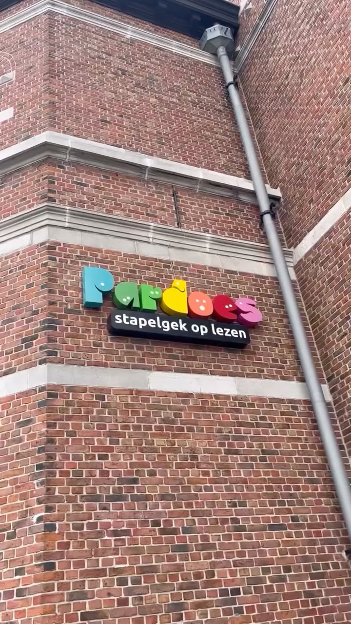 We haalden een mooi pakket kinderboeken op bij @kinderboekhandelpardoes en daar zijn we oprecht blij mee.
Boeken openen werelden. Ze nodigen uit tot kijken, luisteren en vertellen, en ondersteunen taal, verbeelding en rustmomenten. Voor onze kinderen zijn het fijne ankerpunten in de dag.
Dankjewel om lezen mee een plek te geven binnen onze werking.