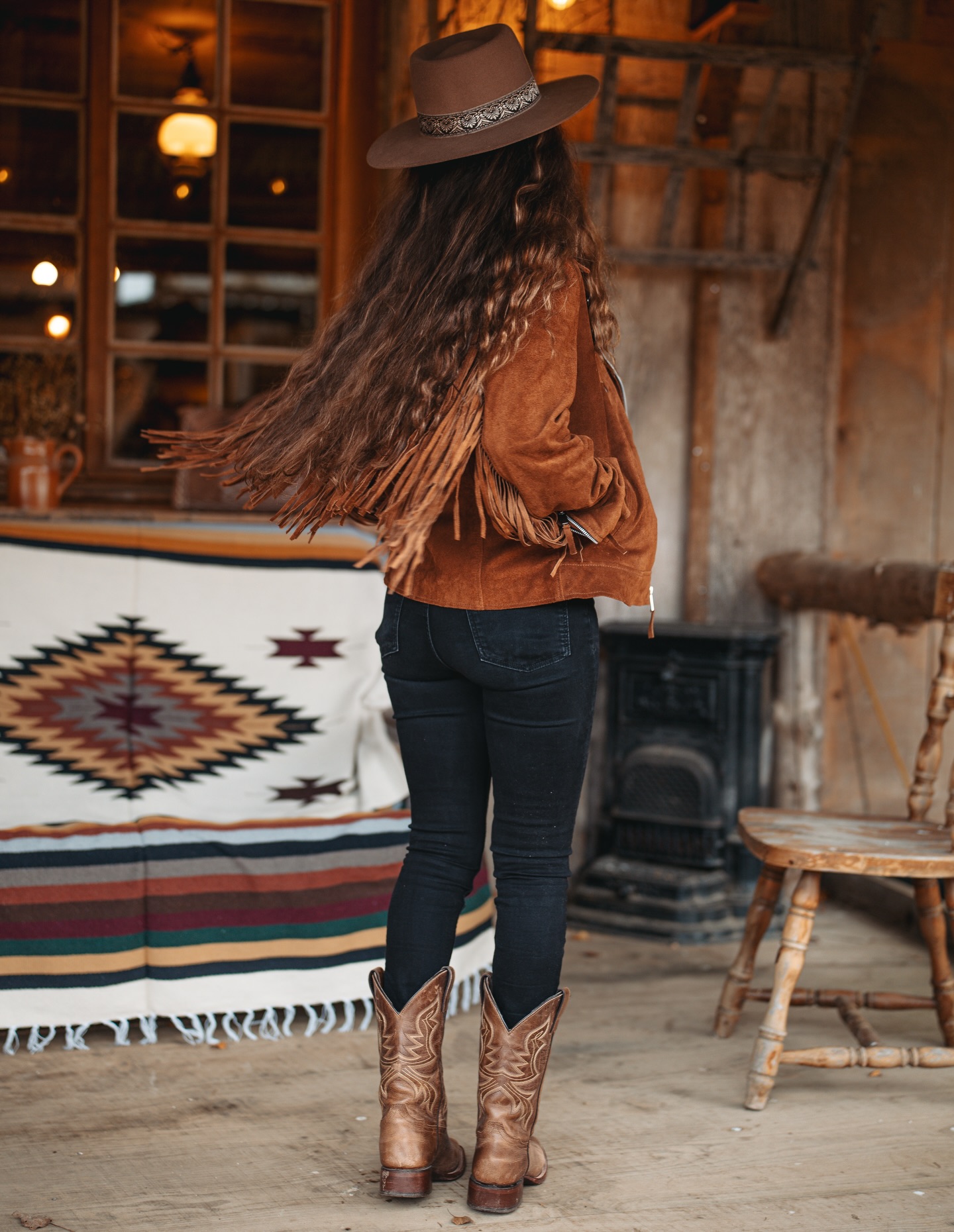 Caméra Roll De Décembre chez Wild Whispers 🌲
Un mois passé à une vitesse folle, grâce à vos nombreuses commandes et à votre confiance renouvelée encore cette année 🥹
Il n’y a pas un matin de Noël où je ne me sens pas émue de vous imaginer avoir mes créations sous vos sapins, c’est toujours fou 🫶
Mille merci !
1 - nos 1eres vestes à franges (enfin) en chemin ! Préparez vous, il n’y en aura pas pour tout le monde 🙂
2 - Office / Wild Whispers et future nouveauté 🤫
3 - Mood de Noël chez @sonora.bijoux petite sœur de @the_wild_whispers
4 - Sunset d’hiver de toute beauté 🌅
5 - Escapade de quelques jours avec mon inspiration numéro 1 🫶
6 - Ambiance de Noël chez @febus_king_ranch
7 - Dernier joli crâne enfin en ligne
On espère que vous avez passé de belles fêtes entourés de vos proches.
Qui a été gâté avec la marque cette année ? 😍
#christmasvibe #thankyou #cameraroll