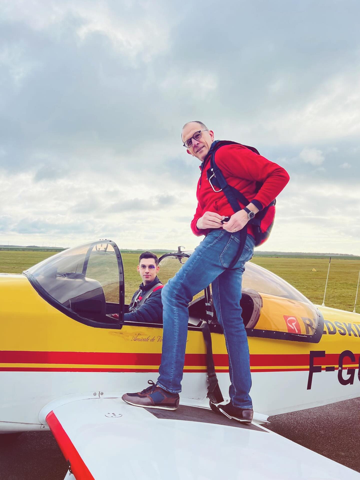 L’AVA partenaire de Trimaille Aéro ,pour la formation UPRT advanced,de ses élèves.
L’Amicale de Voltige Aérienne ,forte de plusieurs décennies d’expérience dans la voltige et les stages de pilotage avancé, s’inscrit naturellement dans ce cadre de formation spécialisée et ceci grâce à ses instructeurs, qui ne sont pas seulement des pilotes expérimentés :leur expertise en voltige aérienne, discipline au cœur des compétences pratiques de l’UPRT Advanced, leur permet d’aborder avec pertinence les techniques nécessaires à la gestion des vols critiques tout en mettant l’accent sur la sécurité et la pédagogie.
📸Notre Maestro de la voltige ,Eric Francois,instructeur et entraîneur ,accompagné de l’un des élèves Trimaille.