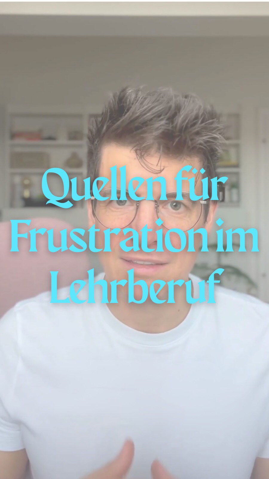 Warum kann es so frustrierend sein, Lehrer*in zu sein?
Lehrer*innen stehen täglich vor Herausforderungen, die oft unsichtbar bleiben. Der strukturtheoretische Ansatz zeigt: Es gibt typische Widersprüche im Schulalltag, die sich nicht einfach auflösen lassen.
🔹 Nähe vs. Distanz 🤝🚧: Wie baue ich Vertrauen auf – und halte gleichzeitig professionelle Grenzen ein?
🔹 Inhalte vs. Lebenswelten 📚🌍: Wie verbinde ich Lehrplanziele mit den individuellen Bedürfnissen meiner Schüler*innen?
🔹 Gleichbehandlung vs. Individualisierung ⚖️🌟: Wie gerecht werde ich jedem Einzelnen – und berücksichtige gleichzeitig die Unterschiede?
🔹 Einsprachigkeit vs. Mehrsprachigkeit 🗣️🌐: Wie gehe ich mit sprachlicher Vielfalt um – und fördere trotzdem eine gemeinsame Verständigung?
Diese Spannungsfelder machen den Beruf so anspruchsvoll und gleichzeitig so kreativ.
Wie erlebt ihr das? Teilt eure Erfahrungen in den Kommentaren! ⬇️
#Lehrerleben #Schulalltag #Pädagogik #Lehrersein #Bildung #Schule #Lehramtsstudium #Didaktik #Lehrercommunity #HerausforderungenImUnterricht
Quellen:
Helsper, W. (2016). Lehrerprofessionalität - der strukturtheoretische Ansatz. In M. Rothland (Ed.), Beruf Lehrer/Lehrerin. Ein Studienbuch (pp. 103–125). Waxmann.
Helsper, W. (2021). Professionalität und Professionalisierung pädagogischen Handelns: Eine Einführung. Barbara Budrich.
Melo-Pfeifer, S. (2020). „Plurale Ansätze werden mich in der zukünftigen Unterrichtsvorbereitung beeinflussen.“ - Unsicherheiten und Dilemmas künftiger Spanischlehrkräfte in Bezug auf plurale Ansätze. In S. Morkötter, K. Schmidt, & A. Schröder-Sura (Eds.), Sprachenübergreifendes Lernen. Lebensweltliche und schulische Mehrsprachigkeit (pp. 97–117). Narr Francke Attempo.
