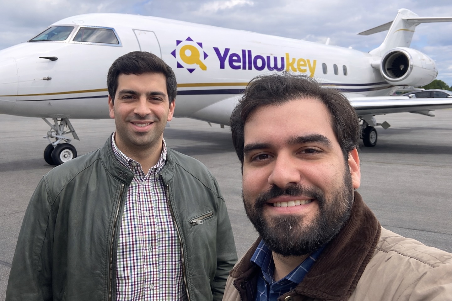 Unos diran que no, pero @yapoort #nosotros también quisimos montarnos y vinimos a seattle por él😅✈️
Ya no somos solo Yellowkey Rentals…
ahora somos Yellowkey Airways 🛩️
Tranquilos, seguimos manejando apartamentos (por ahora 👀), pero soñar en grande también es parte del proceso.
PD: el jet todavía no entra en el parqueo 😭😂
#yapoor #Yellowkey #SoñarEnGrande #RealEstateLife yellowkeyrentals