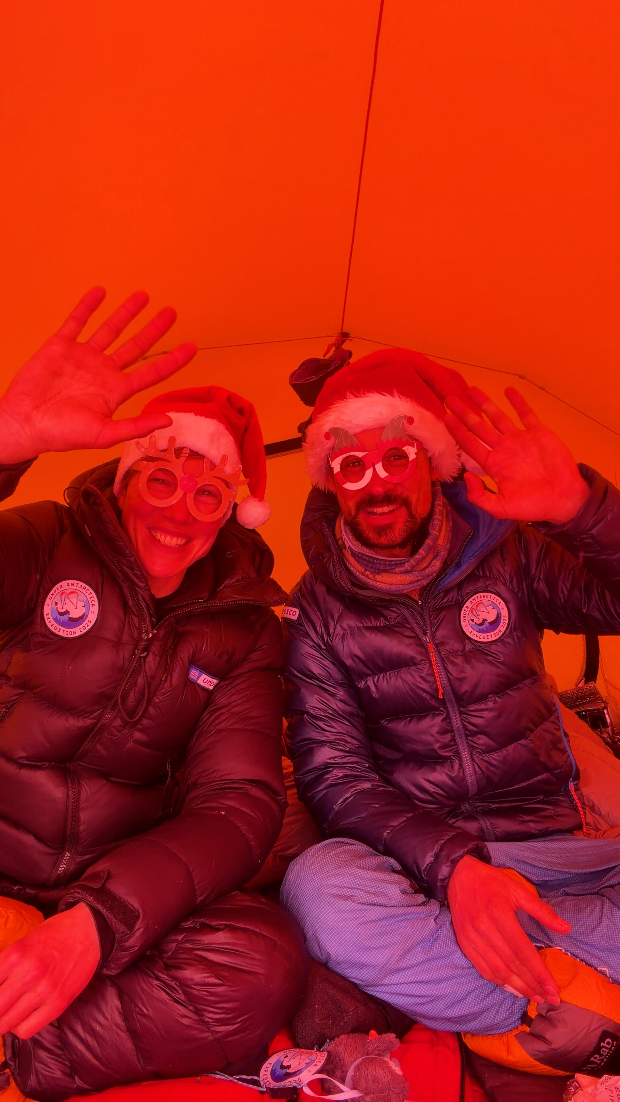 Merry Christmas from Antarctica! 🇦🇶
Sending icy thoughts from our tent — thank you for following us on this adventure! 💙
🖥️ Follow our live GPS track on the Under Antarctica expedition website (link in bio)
🛰️ We’ll keep sharing updates with you every day!
🔔 Follow along to experience the Under Antarctica expedition live!
#UnderAntarctica #Antarctica #Science #Adventure #Expedition