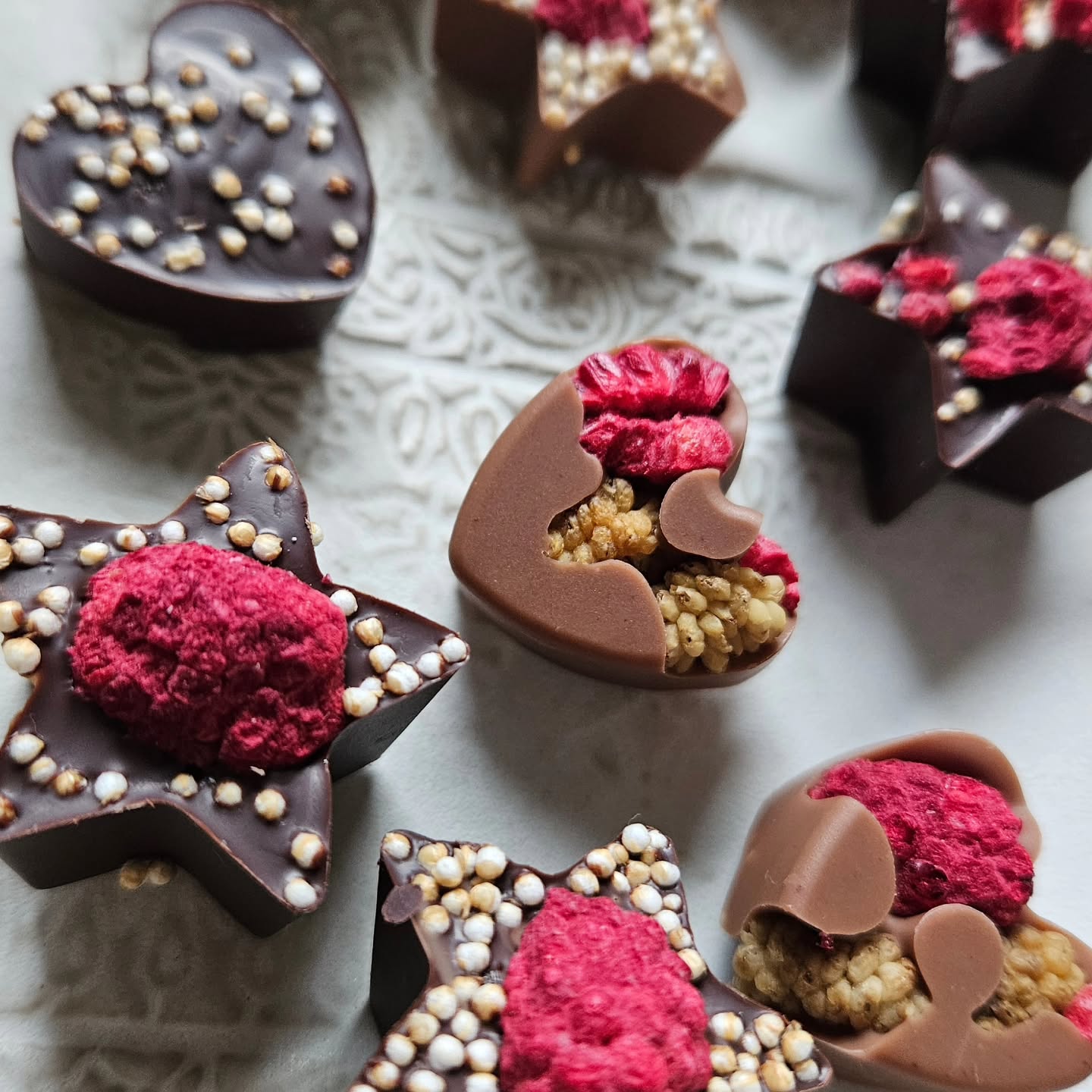 Liebes- und Sternenglanz für dich und deine Lieben ❤️✨️
Für 2 Silikoformen
200 g Schokolade (zb feinferb 70% Kakao und deiner Wahl) im Wasserbad erwärmen
4 EL gefriergetrocknete Himbeeren
4 EL getrocknete Maulbeeren
2 EL gepuffter Amaranth
Bei Herzen zuerst Himbeeren und Maulbeeren in Silikonformen geben, mit 1 TL geschmolzener Schokolade bedecken und mit Amaranth garnieren
Bei Sternen zuerst Schokolade in Form gießen, damit später die Zacken gut sichtbar werden. Danach garnieren
Viel Freude und Genuss beim Schenken und genießen 🫶❤️
Alles liebe deine Tina