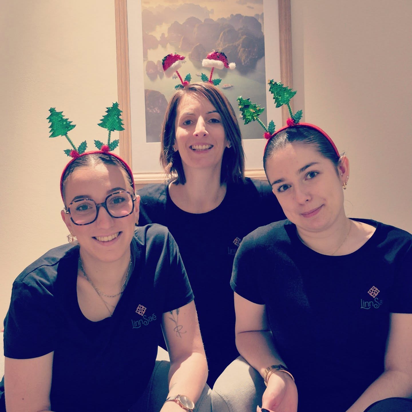 JOYEUX NOËL 🎅🎁🎄
Nous vous souhaitons un très beau Noël.
On sait que beaucoup d'entres vous ont été gâtée par votre père Noël et nous sommes extrêmement reconnaissante pour votre confiance.🙏❤️
Alors mille merci d'avoir poussé la porte de l'institut pour offir des instants de mieux-être à vos proches. 🙏
Nous avons hâte de vous recevoir pour vos instant de bien-être a venir.
Prenez le temps de profiter de chaque instant ✨️
Avec toute ma gratitude 🙏❤️
#noel #cartedcadeau #massage #soinduvisage #institutlinnsae
📍 Saint Mathurin proche des Sables d'Olonne et des Achards
----------
Spécialiste des massages intuitifs, soins du visage bio et beauté holistique.
À Saint-Mathurin, tout près des Sables-d’Olonne, pour prendre soin de vous naturellement.