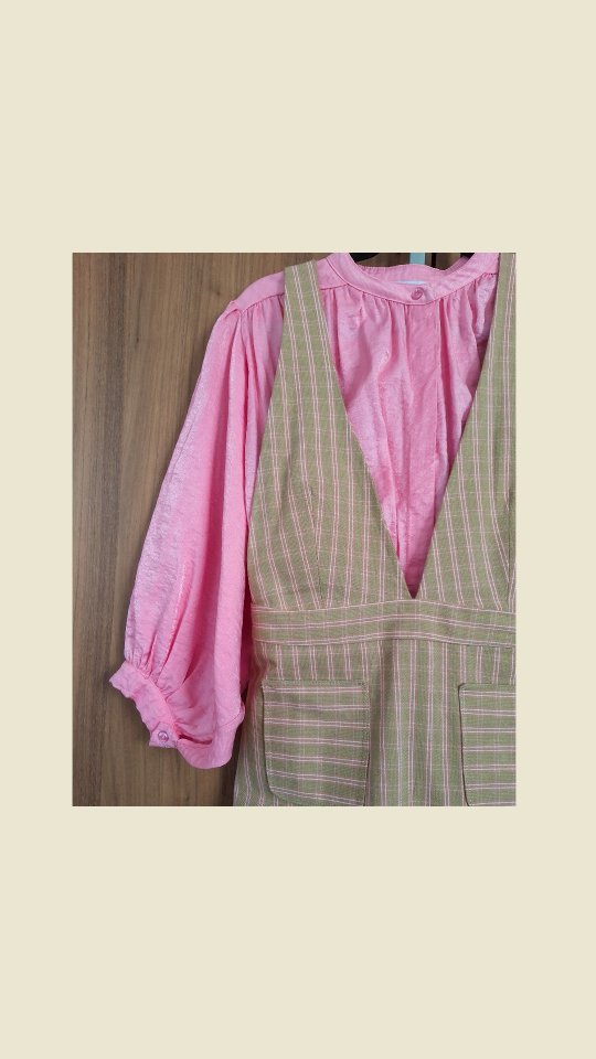 💚♻️
Patroon: #salopetteaurelie @atelierdespremieres
Stof: @maccentvzw (stevige katoen/denim achtig)
Blouse: @lesjumelles.be via @revife.nl
Botten: @sellpy
Dingen bijgeleerd:
🧠 Je kan een zak voeren en zo opstikken wat ik bij een ronde zak ineens een veel gemakkelijkere én mooiere afwerking vind 👌🏼
🧠 Bij een dikke stof: coupenaden openknippen om bulk te vermijden - zalig bij de gevoerde stukken maar bij de rok zelf was ik wel vergeten dat die randen dan niet afgewerkt zijn #derp 🫠
PS. Ik volgde voor dit patroon vooral de maat van de taille in de matentabel om mijn maat te kiezen maar hij zit toch wat ruim dus volgende keer zou ik een maatje kleiner nemen. Enfin, nu kan ik er wel dikke truien onder aan doen, en heel veel kroketten in eten, ook ni shlecht ✌🏼.
#upcycling #thriftflip #tweedehandskerst