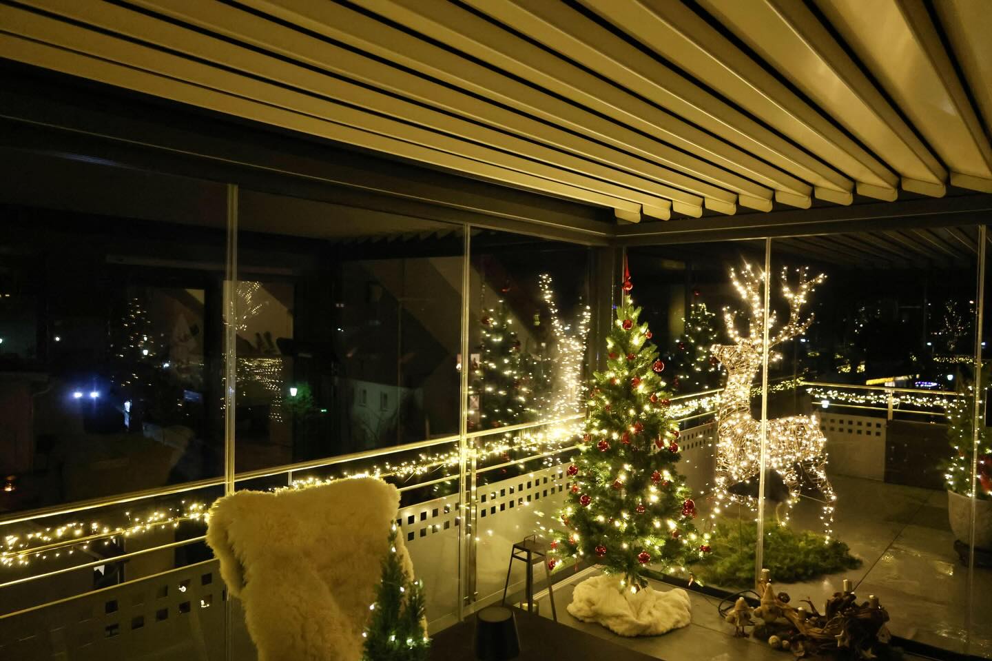 Könnt ihr euch vorstellen in diesem stimmungsvollen Ambiente entspannte Winterabende zu verbringen?
Das ist eine von uns installierte Pergola OPERA von unserem Partner @praticofficial mit Schiebeglas-Elementen. So entsteht ein zusätzlicher Raum für wunderschöne Abende mit Familie und Freunden. 🥂🫶🏻
Wir sind total begeistert 🥰
Wie gefällt euch diese Pergola?
#neumarktinderoberpfalz #nürnbergerland #nürnberg #outdoorliving #pergola