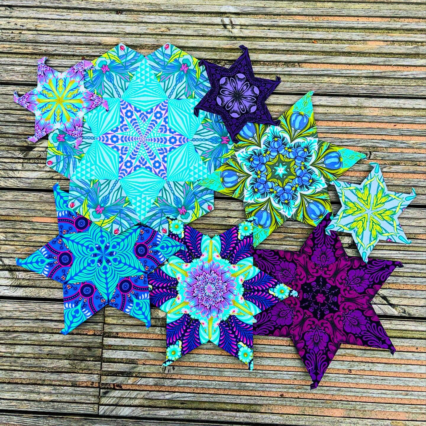 The gang is altogether and growing!
#icecreamsodaquilt #englishpaperpiecing #fussycutting #handstitching #quiltersofig