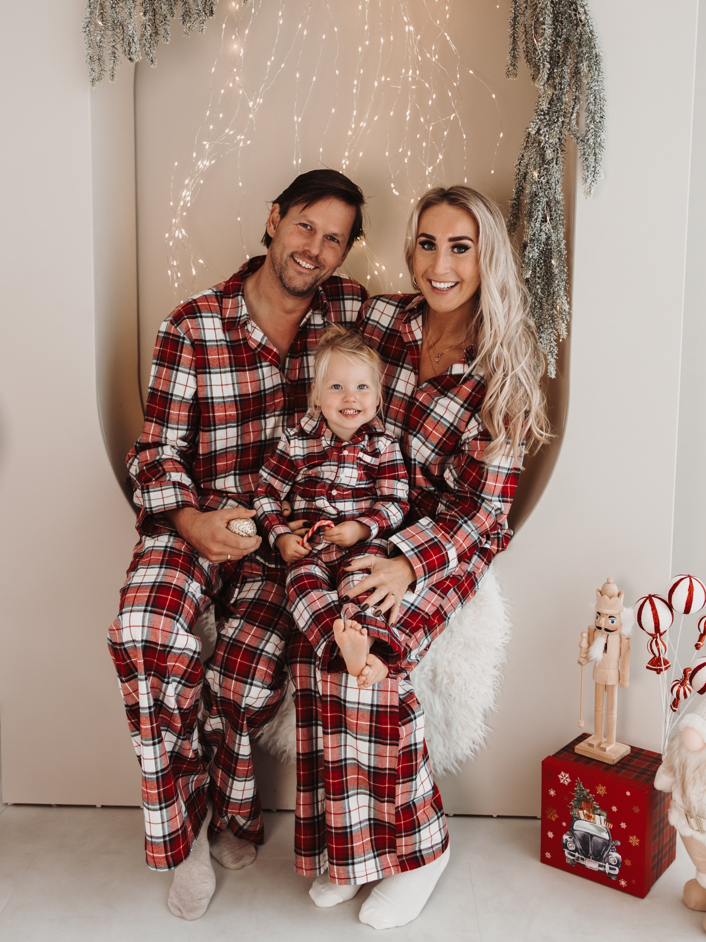 Zóveel prachtige kerst foto’s weer mogen maken dit jaar! Dit lieve gezin kwam zelfs met een matchende pyjama! Hoe leuk! 😍 Ook namens mij hele fijne kerstdagen aan jullie allemaal ❤️
#studiodaglichttwente #kerstfotos