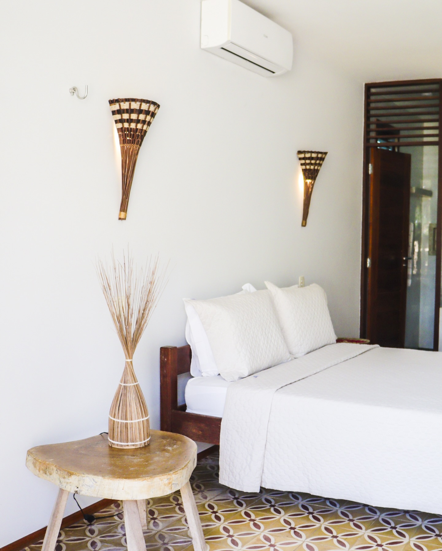 Um quarto pensado para o seu descanso, conforto, charme e aquele clima de tranquilidade que faz você se sentir em casa.
Aqui, cada detalhe convida a desacelerar e aproveitar a Dolce Vita. 🤍