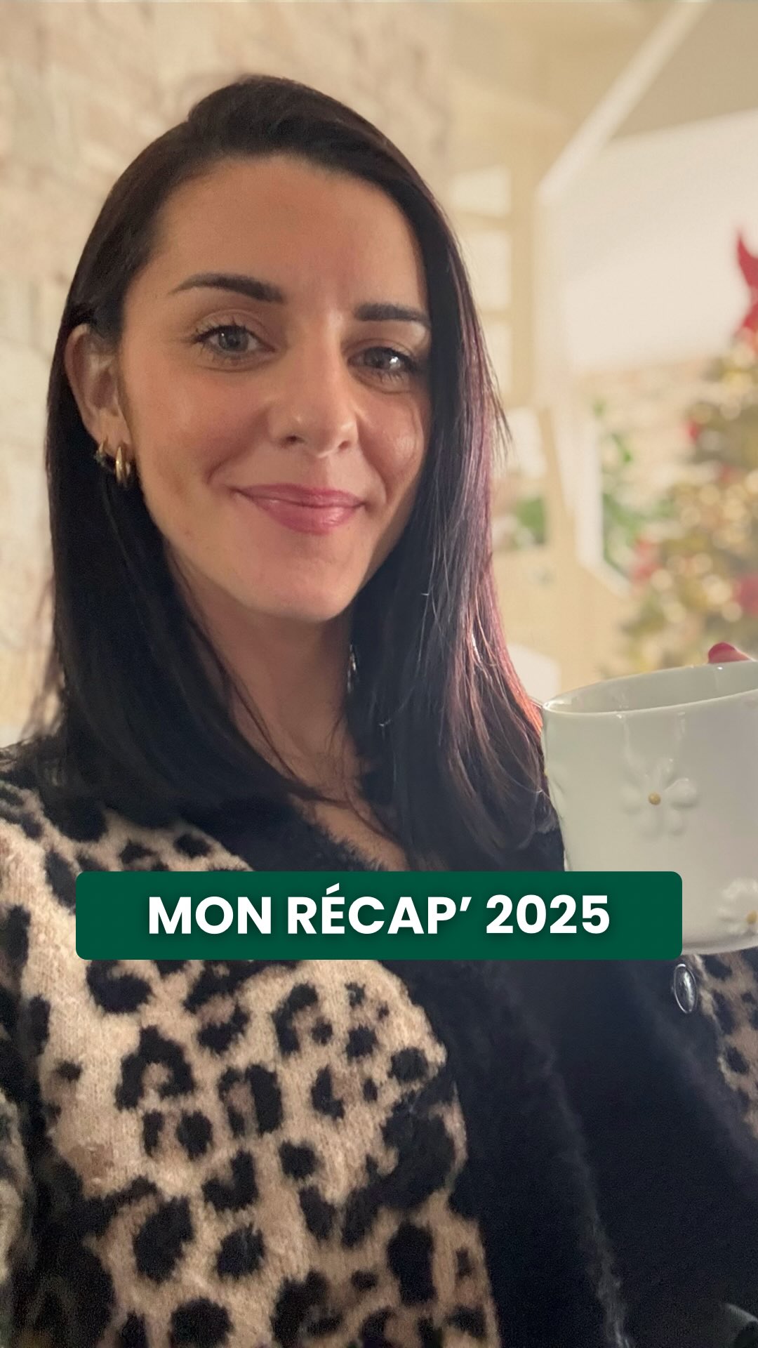 2025… quelle année. 🤍
Une année de travail, de doutes, de formations, de remises en question, de rêves griffonnés sur des carnets…
Et surtout, une année pour construire, pas à pas, un projet qui me tient profondément à cœur : JOLIE.
2025 ça a été :
✨ des heures de formation,
✨ des travaux,
✨ des moments de fatigue,
✨ et beaucoup de passion.
2025 m’a appris une chose :
👉 rien de beau ne se fait dans la facilité, mais tout devient possible quand on est alignée.
Merci à celles et ceux qui m’ont soutenue de près ou de loin,
Merci à vous qui êtes déjà là sur ce compte,
Et merci à 2025 pour tout ce qu’elle m’a permis de devenir.
💬 Dis-moi en commentaire :
Qu’est-ce que tu laisses en 2025… et qu’est-ce que tu veux vraiment pour 2026 ?
✨ Rendez-vous demain pour écrire la suite ensemble.
Je suis Julie, experte minceur & fondatrice du Cabinet JOLIE.
Sur ce compte, je t’apprends à mincir sans régime, à te réconcilier avec la nourriture et à obtenir des résultats visibles, sans frustration.
#nouvelleannée #bilan2025 #projetdevie #entrepreneuse #coachingnutrition