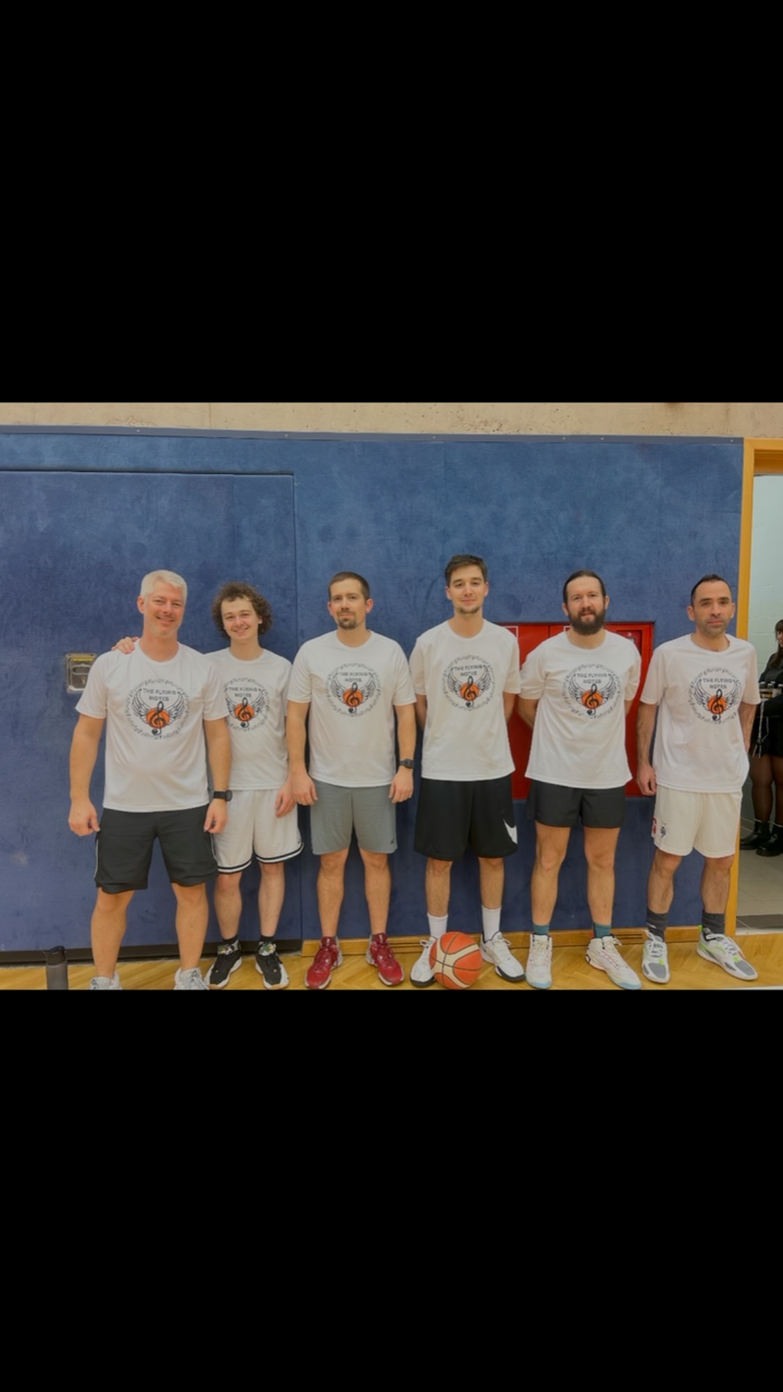 Flying Notes - Balla Balla 2025
Knapp hunn d’Flying Notes et dëst Joer net op d’Podium gepackt, si hunn haart gekämpft mee missten sech zum Schluss matt enger véierter Plaz zefridde ginn.
Wou eis awer kee konnt d’Waasser reeche waren eis Fans, di eis matt enger grousser Equipe ënnerstëtze komm sinn an di d’Hal reegelrecht zum Biewe bruecht hunn.
Iech nach eng Kéier villmools merci vir di immens Ënnerstëtzung di vir eis och onbezuelbar ass 🫶