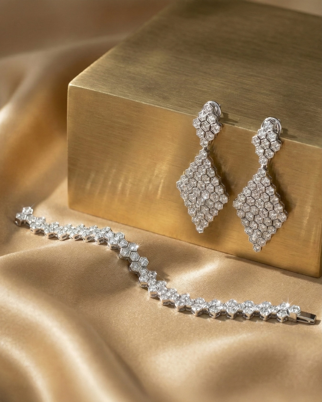 Six sides to every story. Opening the first chapter of our Hexagon collection with a study in symmetry and light. Calculated brilliance for the modern mindset.
#DilaExclusive #Hexagon #GeometricJewelry #ModernDiamonds #StructureAndLight