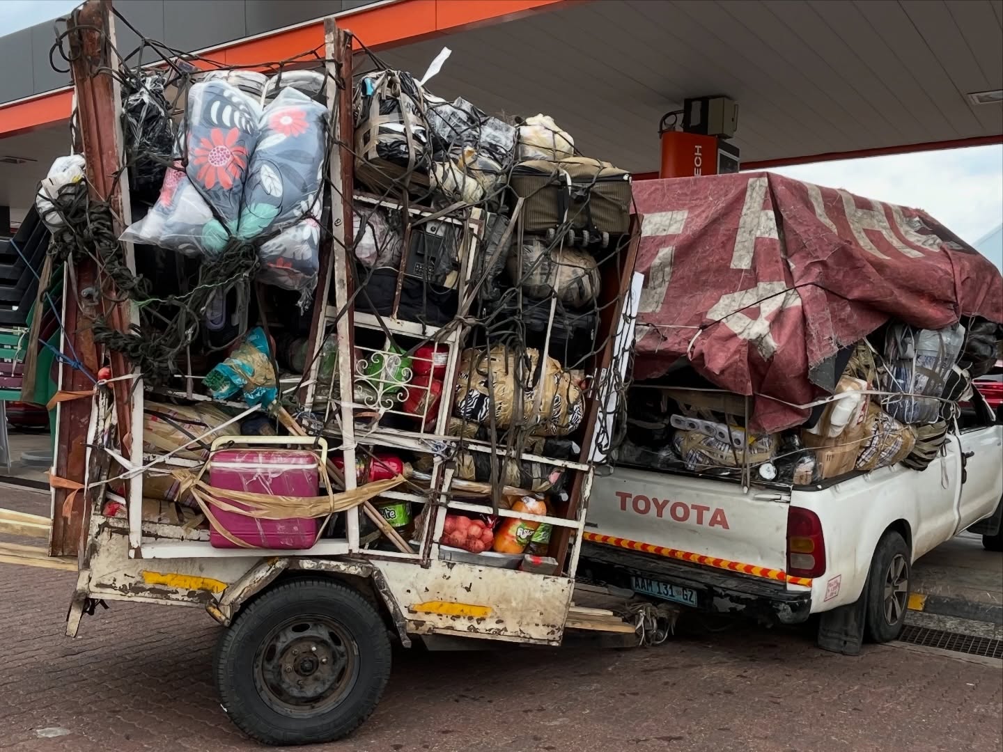 If you ever wondered what Christmas looks like in Africa, than that’s it - Santa is carrying a trailer overloaded across the border 🤩 🎄🤶Merry Christmas and safe travel everyone!
