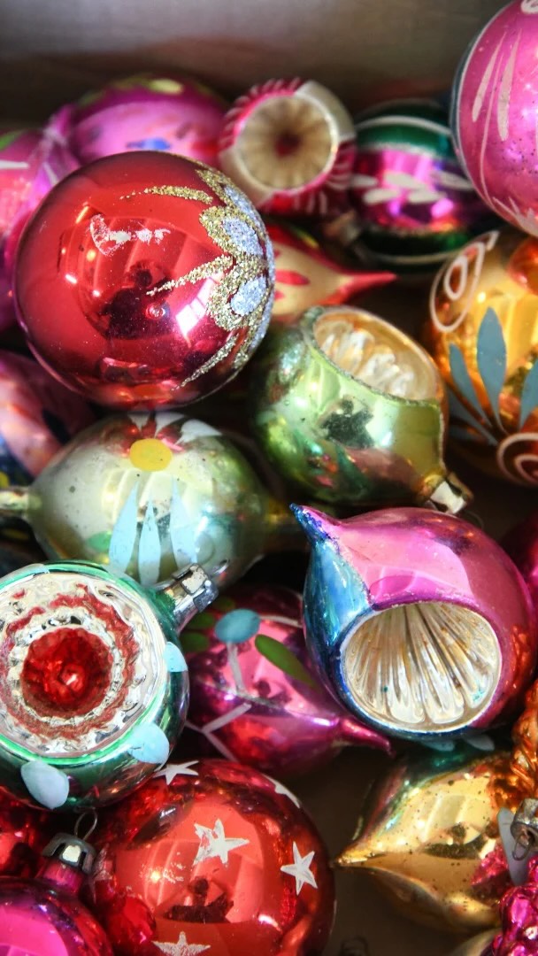 Christmas before social media is what my soul longs for.
No performance, just presence and joy.
Time together irl, not online.
Itâs okay if your Christmas didnât look insta worthy.
Itâs okay if you burnt the roast potatoes.
Itâs okay if you didnât wear matching pjs.
Itâs okay if none of your decorations match.
None of that matters, because the biggest gift is your time and presence with the people you love đđ«¶đ»âš
.
.
.
#presenceoverpresents #slowlivinglifestyle #genuineconnection