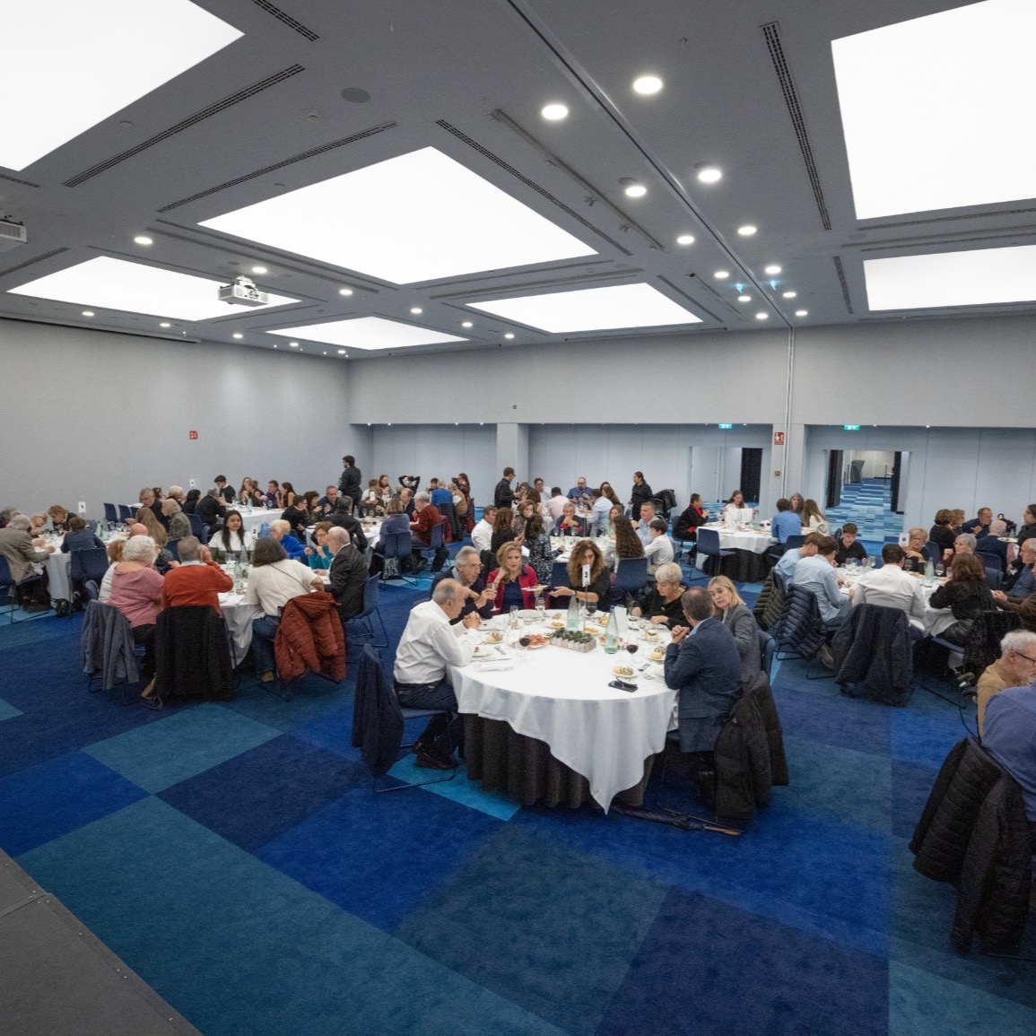 💙 Dinar de Germanor ACAP 💙
Hem celebrat el nostre tradicional Dinar de Germanor, posant el punt final a un any molt especial: els 40 anys de l’Associació Catalana per al Parkinson.
Una jornada plena d’emoció, retrobaments i reconeixement, amb la participació de més de 140 persones, on hem pogut agrair el suport de les empreses i col·laboradors que caminen al nostre costat i fer entrega dels nostres premis.
Enguany, el Premi Assumpció Margarit s’ha atorgat al Comitè Mèdic Assessor, en reconeixement a la seva implicació, compromís i col·laboració al llarg dels anys.
Gràcies a totes les persones que ho heu fet possible. Seguim caminant juntes 💙