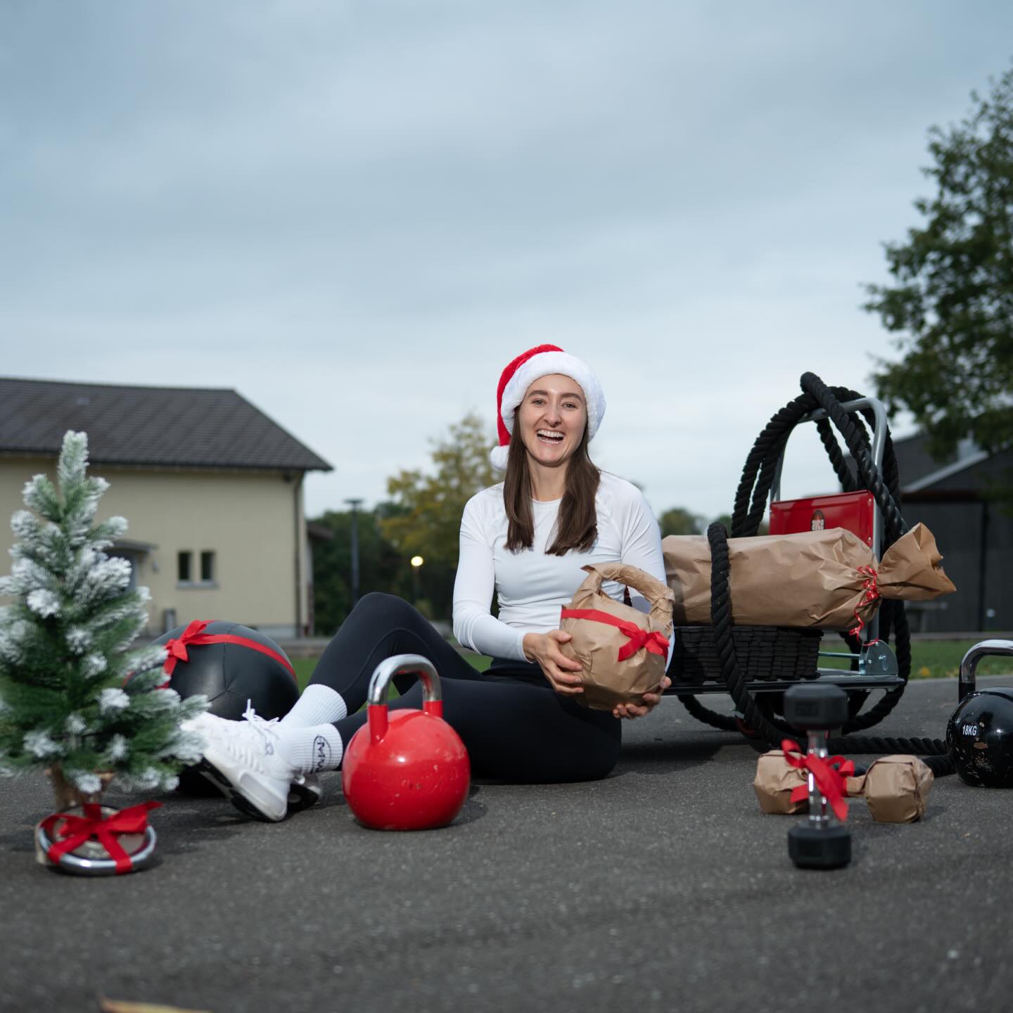 Dankbar für dieses Jahr, für all die Erfahrungen und für euch alle🎄❤️ sei es die gemeinsamen Bootcamps, die schweisstreibenden Persona Trainings, im Fitness oder auch alle die mir hier auf Insta folgen - DANKE und nur das beste für dich ✨
Merry Christmas & schöne Feiertage ✨
Coach Meli