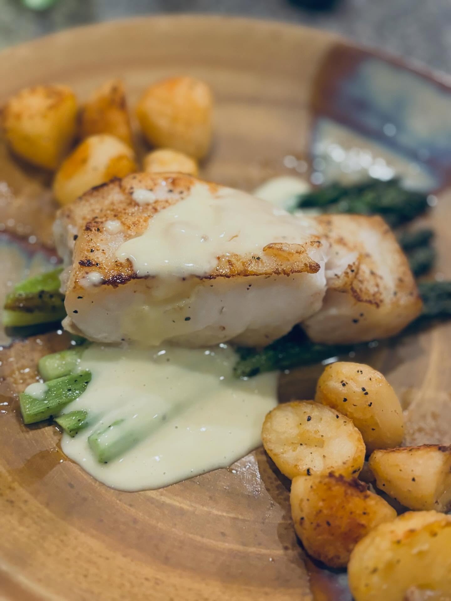 And this is why we don’t go out to eat very often! For our Christmas day dinner Alex created for us, Spanish Seabass with hollandaise sauce, roasted potatoes, and asparagus. Oh, my, gosh. As always awesome fish from @saltwater_markets