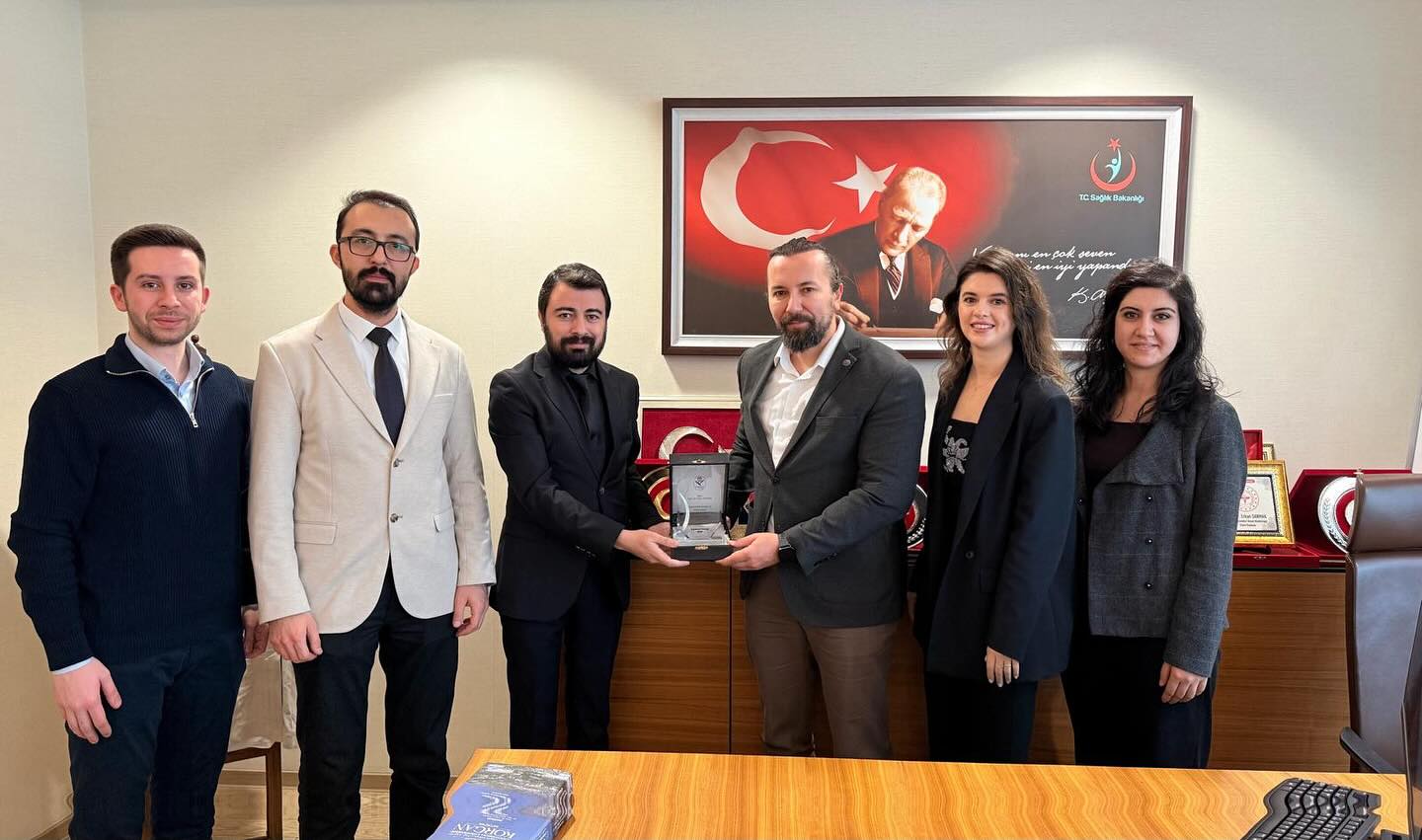 Sağlık Meslekleri Daire Başkanımız Uzm. Dr. Erkan Sanmak Bey’e, ergoterapi alanına verdiği destek ve mesleğimizin geleceğine yönelik katkıları nedeniyle plaketimizi takdim ettik.
Ergoterapinin sağlık sistemi içindeki yerinin güçlenmesi adına gösterdikleri ilgi ve yapıcı tutum için teşekkür ederiz.
@uzm.dr.erkansanmak