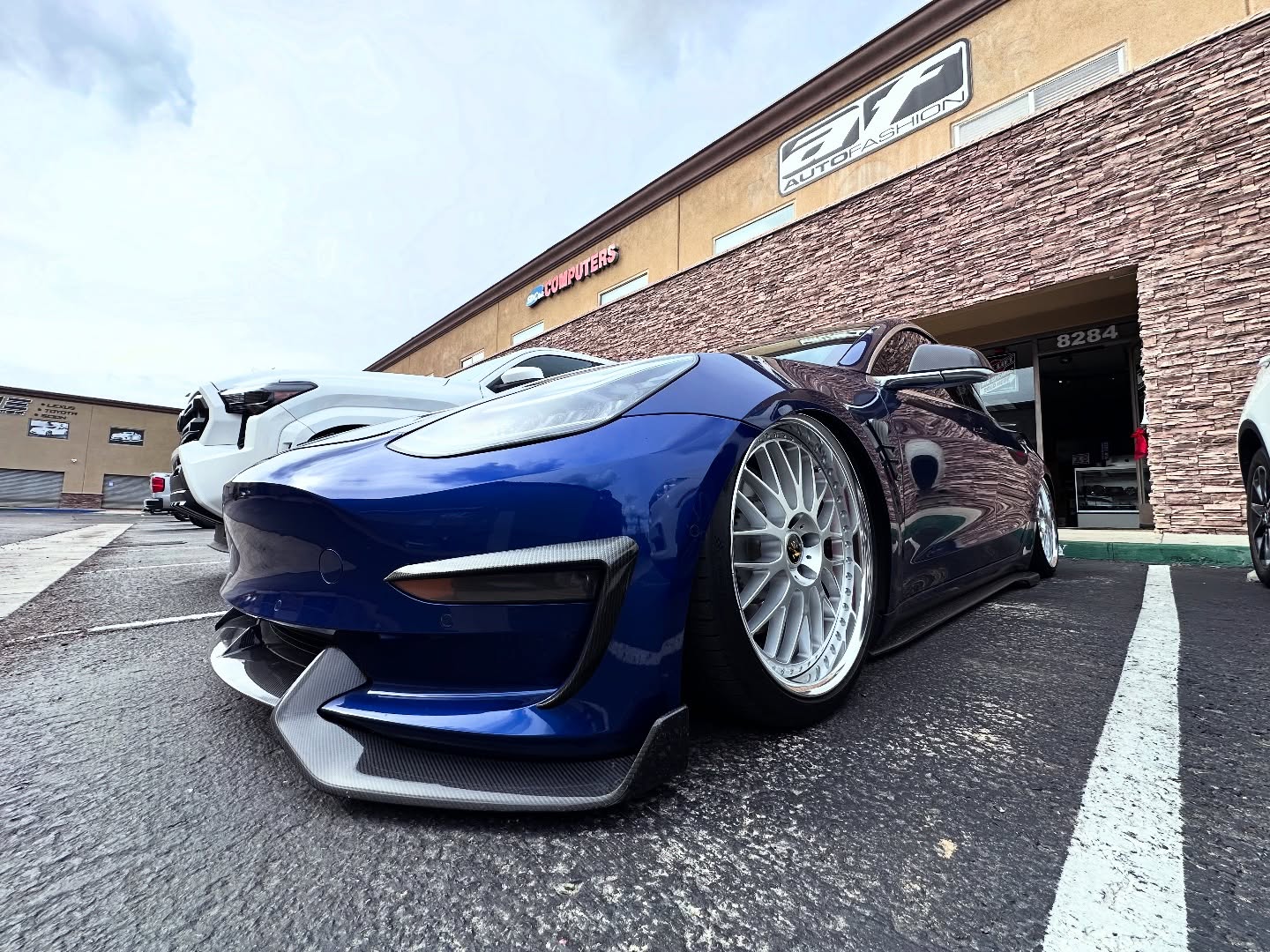 Full Airlift air install and brand new wheels for one of our customers! Amazing setup for this Tesla Model 3 on brand new Work VS-XX. Definitely a Merry Christmas for them!
#autofashion #autofashionusa #workwheels #vsxx #teslamodel3