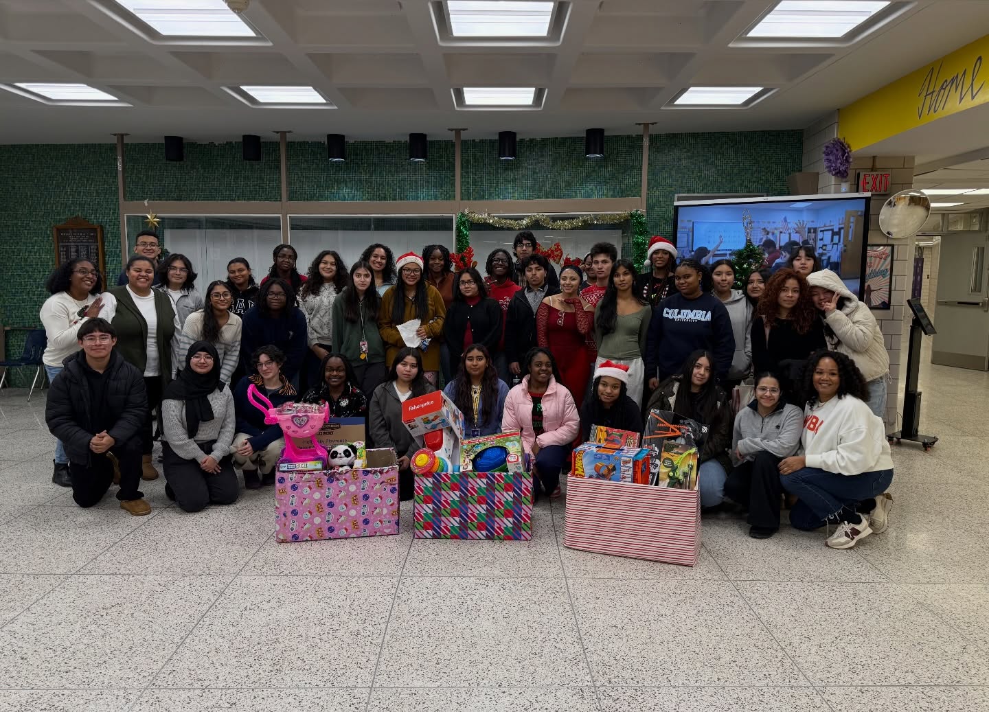 🎁✨ Giving Back, Spreading Joy! ✨🎁
These young leaders from Central Islip High School embody the true spirit of giving, making sure every family feels the joy of the season. Their hard work and compassion remind us of the strength and unity in our community.
Thank you for showing up, giving back, and making a difference. Together, we’re creating a brighter future for Central Islip! 💜💛
A huge thanks to @syscofoodie @cita for your contributions and love for our whole community. This would not have been possible without without you!
#CIGivesBack #HolidayJoy #CommunitySpirit #