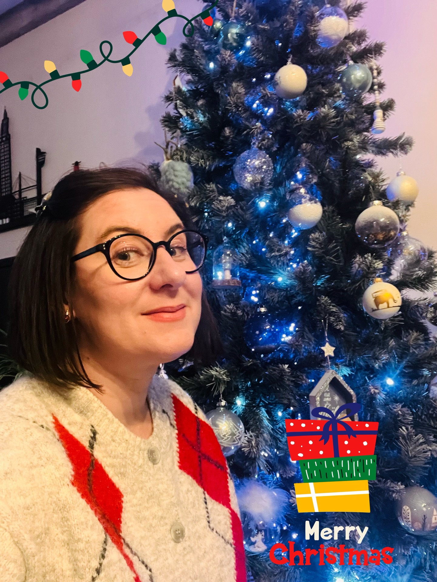 M•E•R•R•Y C•H•R•I•S•T•M•A•S
Je vous souhaite à tous et à toutes un joyeux Noël et de bonnes fêtes de fin d’année !
Ici malgré le fait que je sois bien malade j’ai réussi entre deux quintes de toux de profiter de tous ces bons moments en famille ❤️
J’ai trop hâte d’essayer ma nouvelle petite imprimante sprocket pour mon bullet journal que j’ai un peu délaissé à cause de mon projet d’éditions et d’aller me faire masser !!!
J’espère que vous allez bien et que vous avez été gâtés en souvenirs et peut être aussi en cadeaux 🎁 même si ce n’est pas l’essentiel ❤️
Encore joyeux Noël à vous tous …. Et merci d’être de plus en plus nombreux par ici ! Vous êtes en partie un de mes plus beaux cadeaux en restant à me suivre par ici, alors merci !
Maitresselili_lh ✨
#teampe #cadeaudenoel #maitresselililh #maitresse #noel