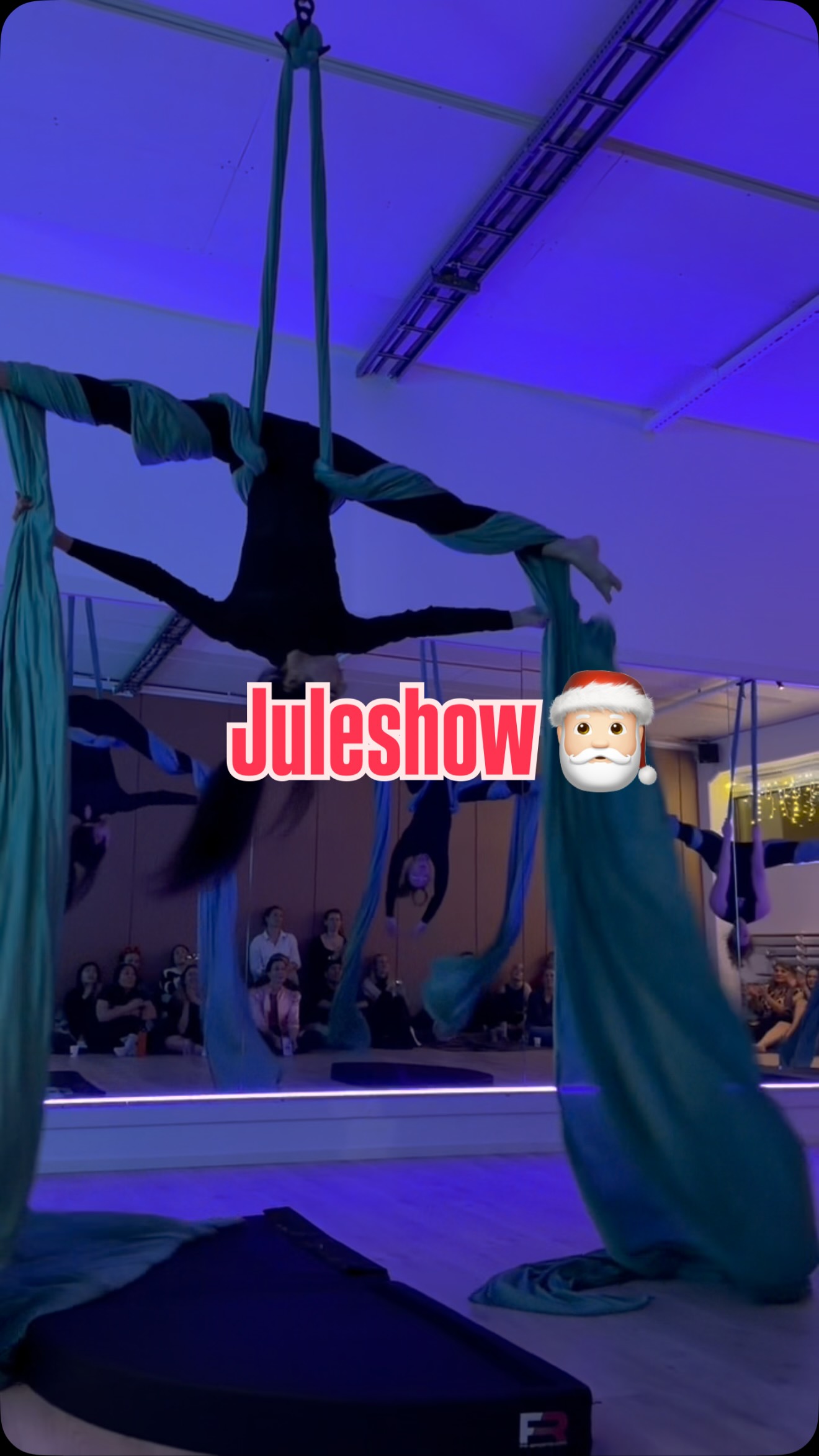 For et juleshow!☃️🔥
Noen glimt fra showet som virkelig viser hva dette fellesskapet handler om – utvikling, mot, glede og masse energi❤️🔥
Tusen takk til alle dere som er en del av reisen vår. Til dere som stiller opp, jobber målrettet, heier på hverandre og tør å vise frem fremgangen deres👏🏼 det er dere som skaper stemningen, inspirasjonen og magien i studio🤍🪄
Vi er utrolig takknemlige for hver og en av dere og stolte av å få dele denne reisen sammen.
Takk for at dere er med oss – vi ønsker dere alle en riktig god jul🎅🏻🎄✨