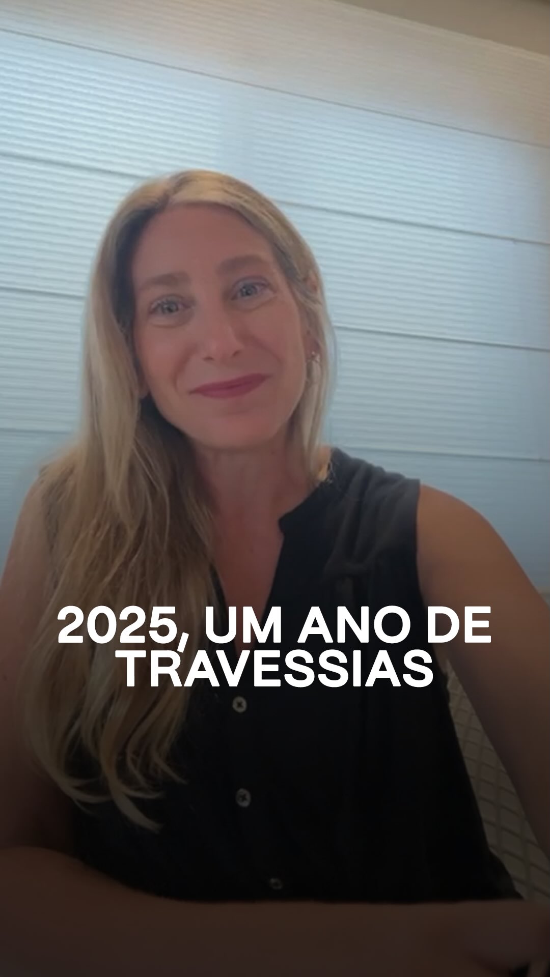 2025 foi um ano de travessias: de estradas, aeroportos, palcos e encontros. Mais de 50 palestras, 15 cidades e milhares de pessoas. Mas o que fica nunca são os números.
Ficam as conversas que abrem consciência, as perguntas que seguem ecoando, as almas tocadas, ampliadas e transformadas.
Cada território que percorri foi um convite à presença. Porque futuros não se prevêem: se constroem, com intenção, humanidade e coragem.
2026 se aproxima e seguimos, juntos, construindo futuros mais conscientes.
💛 Agradecimento especial à @carlalourenco, minha assessora pessoal, que me permite chegar a todos os lugares com mais qualidade, cuidado e presença.
💛 À @danicangueiro, meu braço direito, que me acompanha nas pesquisas, nos conteúdos e na construção contínua de repertório.
💛 À @kiron pelo trabalho de ampliar a minha voz nas redes e, é claro, aos meus clientes que confiaram no meu trabalho.
Nada disso seria possível sem vocês. Meu muito Obrigada!
#retrospectiva #coolhunting #futuro