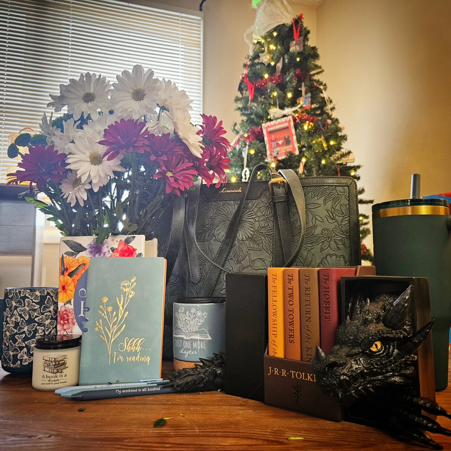 Merry bookish Christmas!!! I love receiving bookish gifts. You can never go wrong. Now, I just need some more book shelves in my new home 🏡 📖 📚 ❤️
Did you get any bookish things for Christmas? (Books included;))
#bookish #booklover #bookgram #bookishchristmas #bookaholic