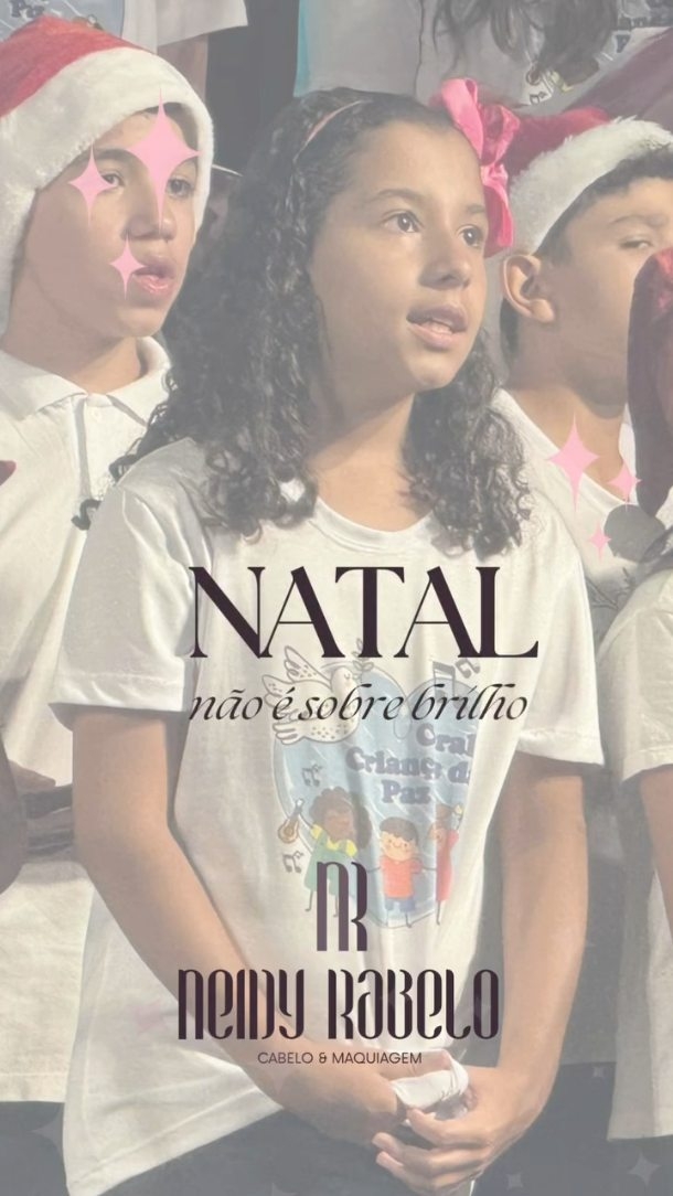 Natal não é sobre brilho.
É sobre presença.
É quando alguém escolhe servir em silêncio,
cuidar com intenção
e criar com verdade.
Entre cabelos, pincéis e histórias,
sigo acreditando que a beleza nasce do respeito,
da escuta
e da entrega.
Que o Natal nos encontre assim:
presentes, inteiros e humanos.
Valorize sua beleza!
Av. Brasil, 391 - Vinhedo/SP
Whatsapp: 19 99843-2580