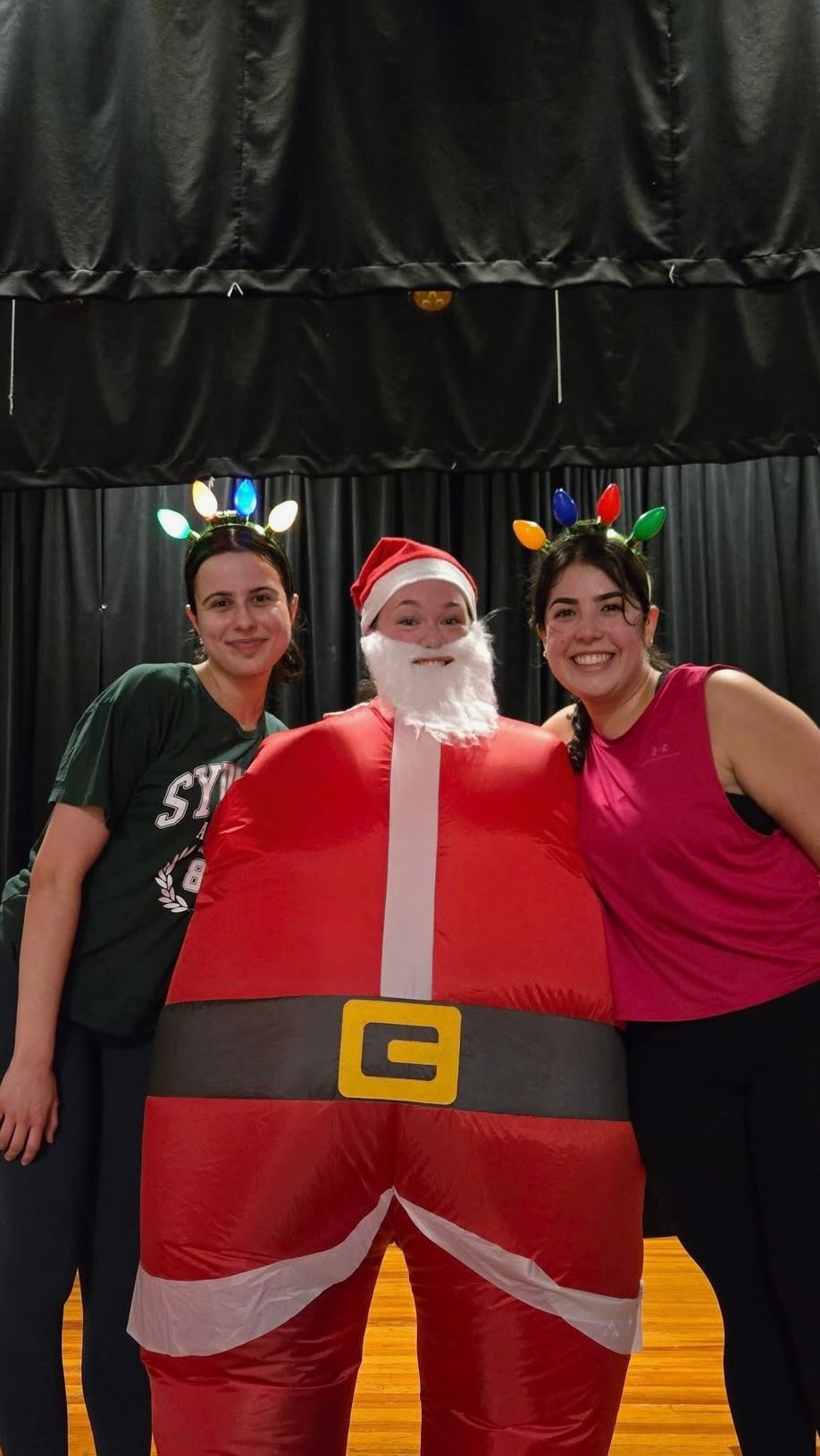 Le 17 décembre dernier, le père Noël s’est invité à notre cours de Dancefit à l’ESCO pour célébrer le début des vacances dans la joie et le mouvement! 🎅🏻🎄💃
Les inscriptions pour la session d’hiver de l’activité parascolaire Dancefit sont toujours ouvertes! Il n’est pas trop tard pour inscrire vos enfants et les inviter à bouger pour commencer l’année du bon pied! ✨🕺💛
#dancefit #doseofhappy #dance #holidays #fun