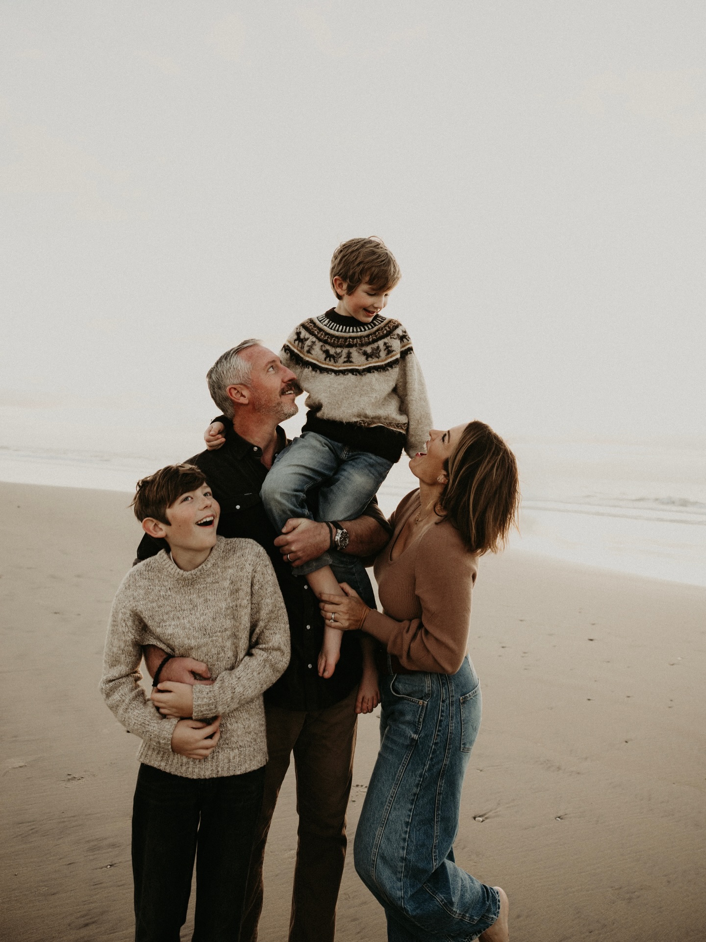 Merry Christmas from my family to yours. 🌲
Photos by my talented bestie @droaphotography and edited by me with @lisarheapresets