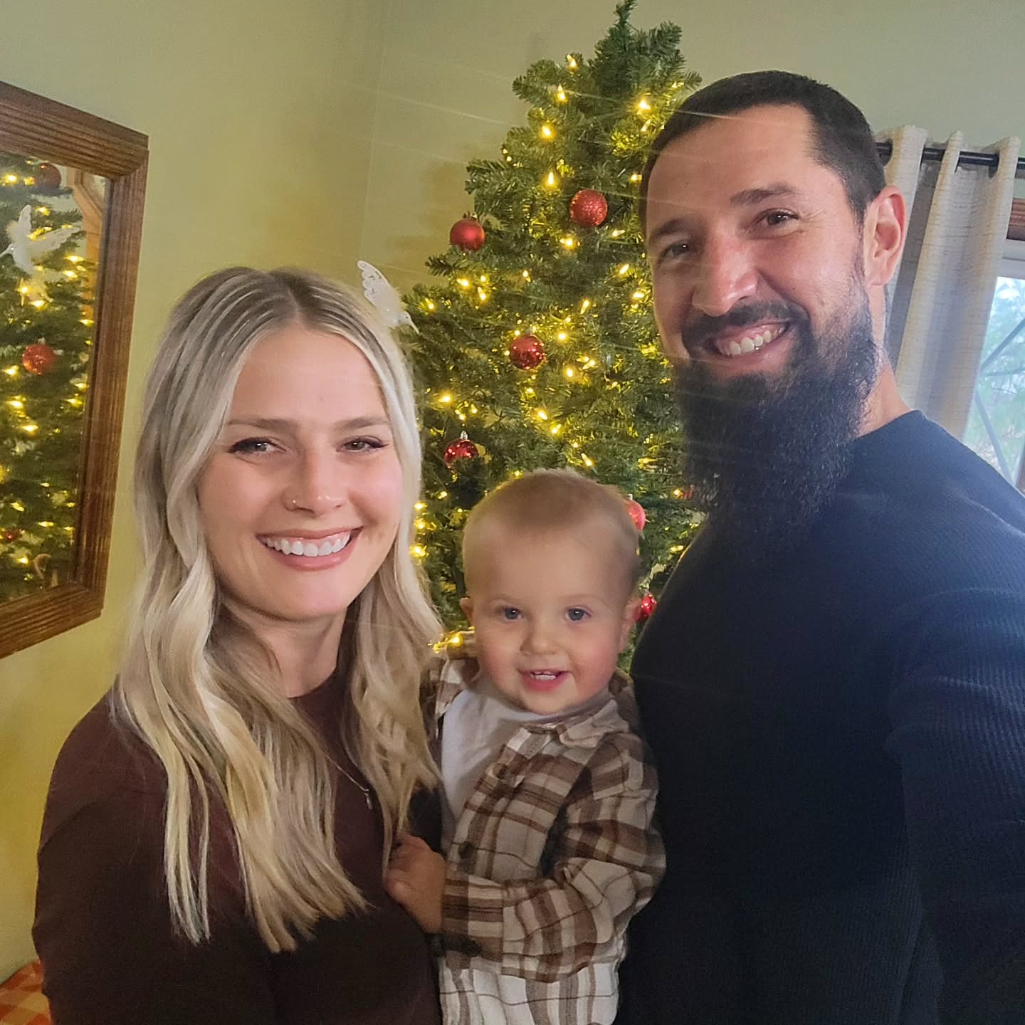 Little blurry, lotta love❤️
.
Pretty accurate depiction of life this year🤣
.
And I couldn't be more grateful🙏🏼
.
Merry Christmas from the Acostas🎄✝️🫶🏼
.
.
.
#merrychristmas #Christmas #christmas2025 #christmastime #christmastree