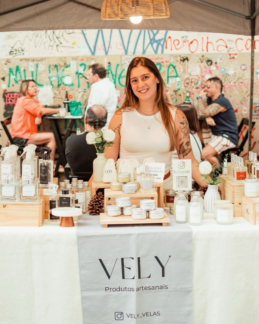 Com o coração transbordando de gratidão, queremos agradecer a cada cliente, expositor e prestador de serviços que caminhou com a Casa de Alice ao longo de 2025.
Nada do que vivemos este ano teria sido possível sem o apoio, a confiança e a troca verdadeira de vocês.
A Casa de Alice cresceu e segue firme a partir de pilares que nos movem todos os dias: ocupação da rua como ato de afeto e resistência, valorização de marcas autorais e sustentáveis, fortalecimento da economia criativa, arte, cultura, diversidade e encontros reais.
Cada edição, cada rua ocupada, cada sorriso trocado reforça que estamos no caminho certo e juntos.
2025 foi intenso, desafiador e cheio de aprendizados.
Foi um ano em que provamos que é possível crescer sem perder a essência, mantendo o cuidado, o acolhimento e a curadoria que fazem da nossa feira um lugar único.
Agora, olhamos para 2026 com ainda mais brilho nos olhos
Vem aí um ano de muitas conquistas, novos lugares ocupados, novas histórias, novas conexões e a mesma alma de sempre.
A Casa de Alice segue expandindo, mas sem deixar de ser casa.
Convidamos você a seguir com a gente, acreditando, construindo e ocupando espaços.
Que 2026 nos encontre juntos, celebrando a rua, a criatividade e tudo aquilo que faz sentido.
Obrigada por fazer parte.
Obrigada por acreditar.
Vamos juntos para 2026.
Sandrinha e Vitor