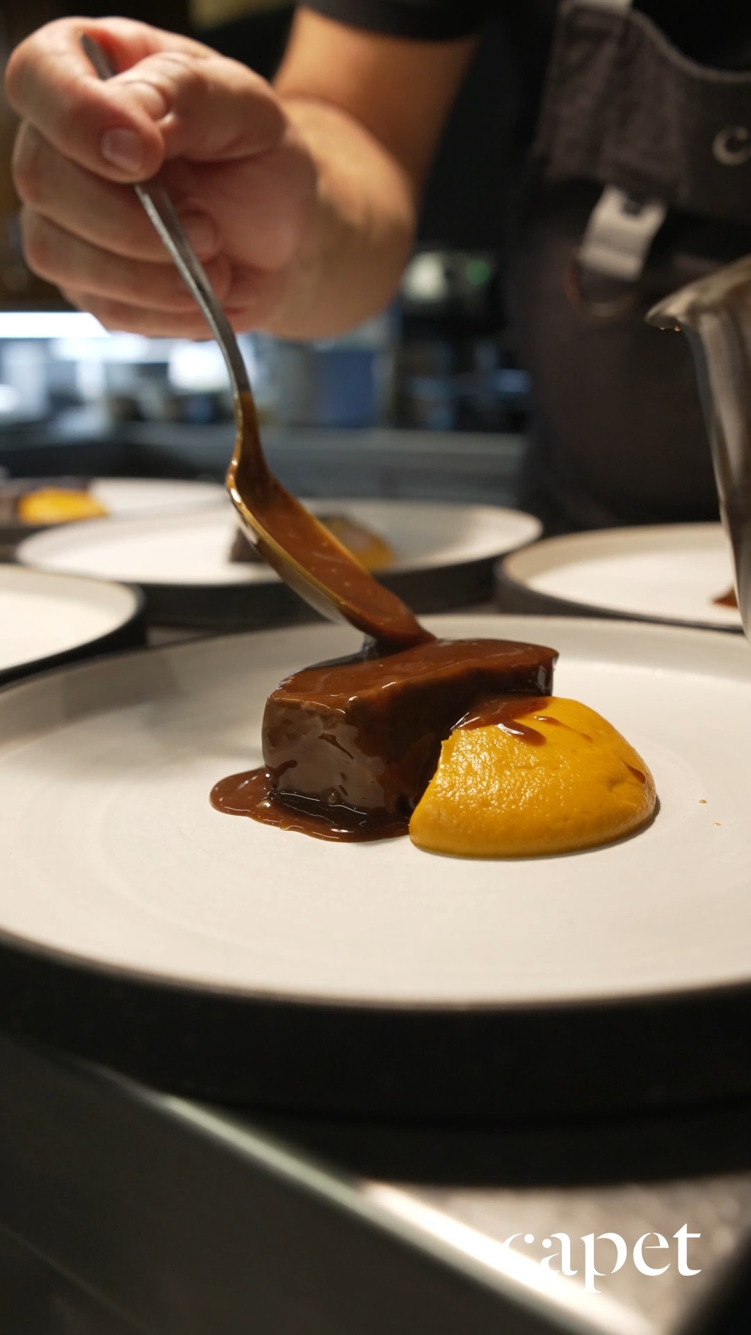 El detalle nace en cocina y se completa en la mesa.
🔗 Reserva fácilmente desde el enlace en nuestra bio
📍 Carrer del Cometa, 5, Ciutat Vella, 08002 Barcelona
📞 937 20 44 21
#capetrestaurante #barcelonarestaurants #cocinadeautor #experienciagastronomica #guíamichelin #restaurantesbarcelona #barriogotic #cocinacuidada