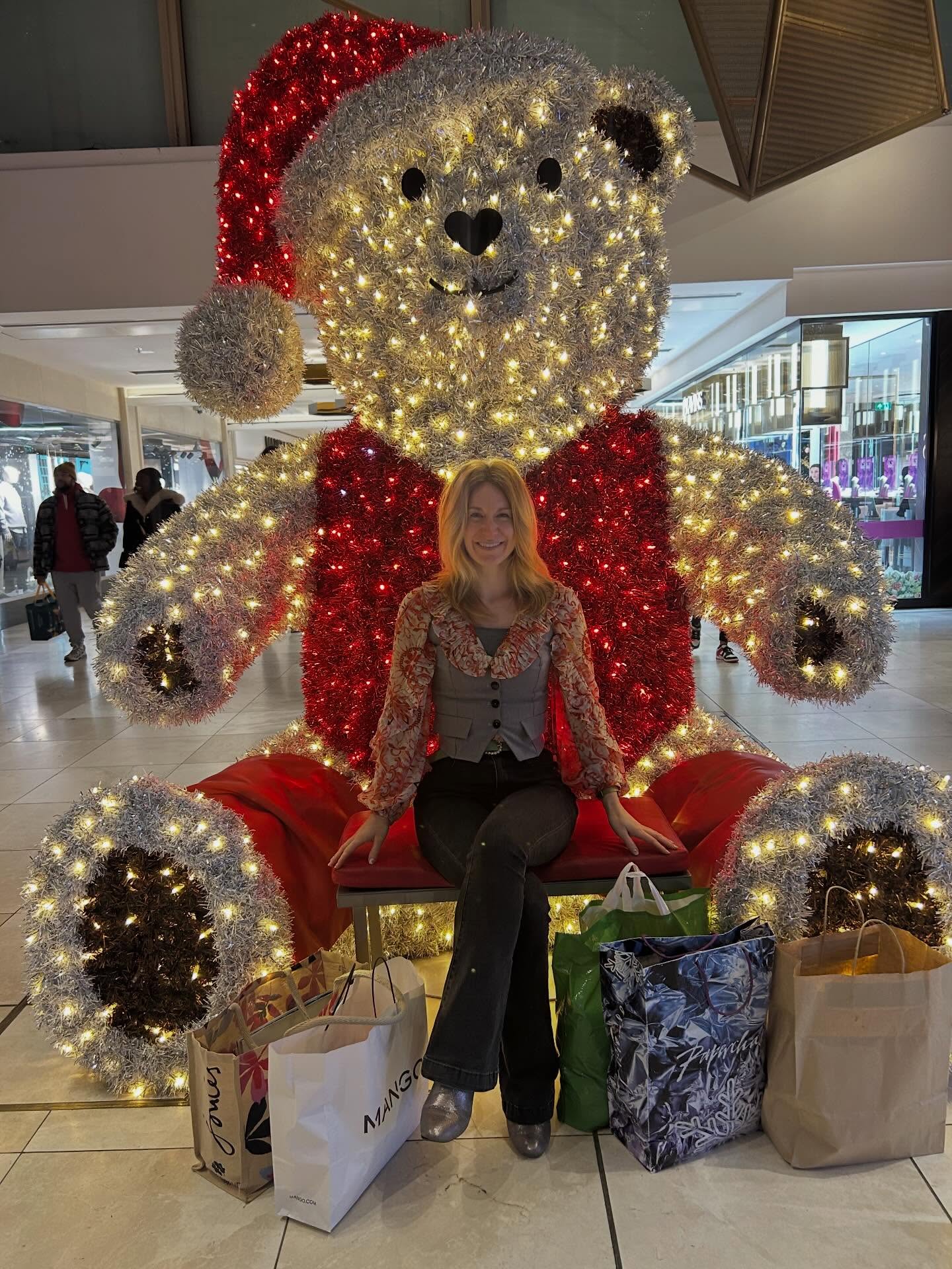 MERRY CHRISTMAS 🎄✨🎄❤️
Wishing you all the most wonderful Christmas and let me take this moment to share my absolute gratitude and love to each and everyone of you!
Whether you like Christmas or don’t, take the time to be kind to yourself and give yourself a pat on the back for all your wins.
Lots of love
Sarah x
.
.
.
.
.
.
.
.
#sarahjonesjazz #jazzsinger #jazzvocalist #feelinggrateful #merrychristmas❤️