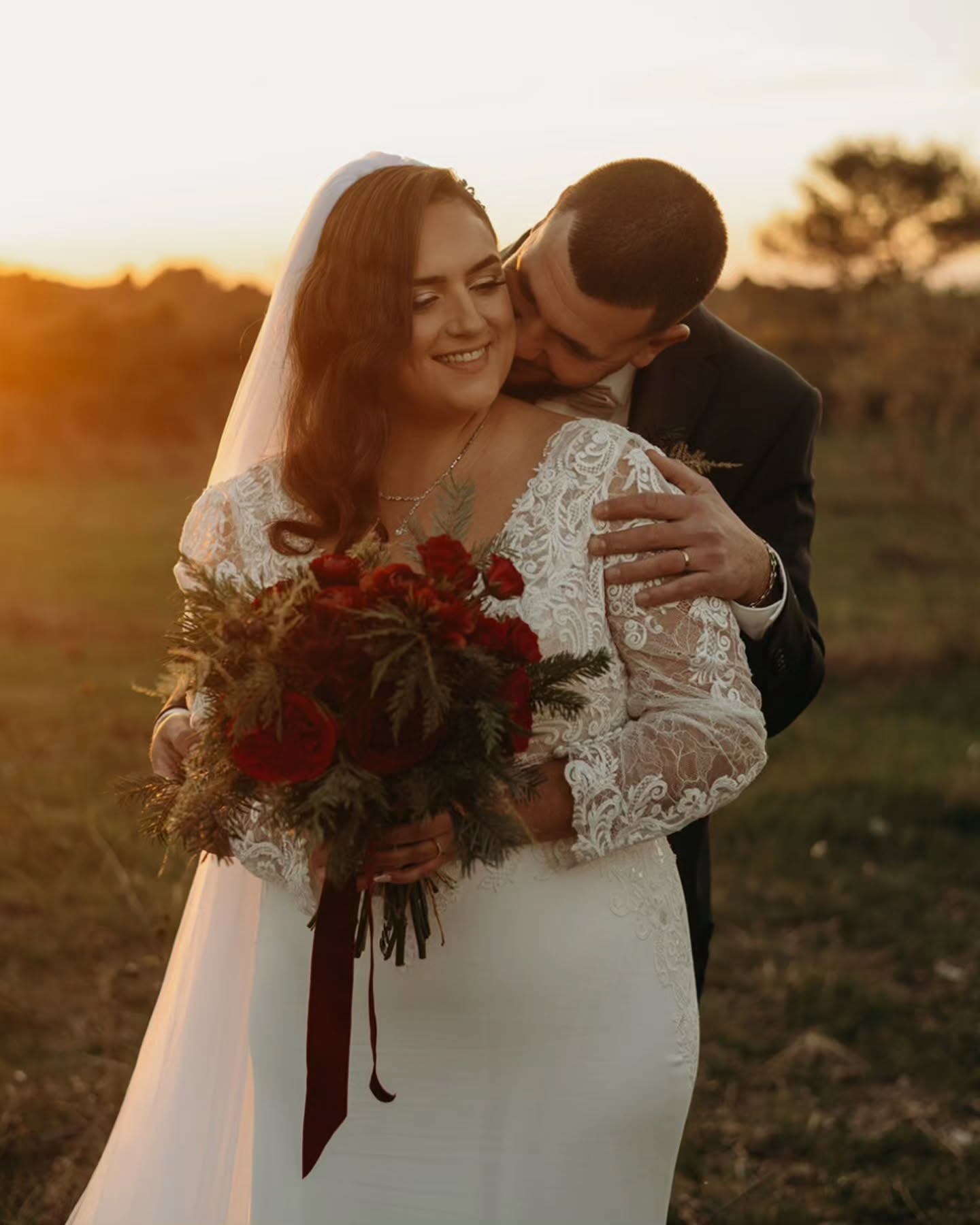 Le dernier mariage de l’année.
Celui qui arrive juste avant Noël, quand la lumière est plus basse, que l’air est plus frais et que tout prend une autre saveur.
Un mariage d’hiver, chaleureux, intense, plein de regards qui disent beaucoup et de détails pensés avec le cœur 🥹
Des couleurs profondes, des bougies, des rires, et cette sensation de finir l’année exactement là où j’aime être.
Alors j’avance un peu dans l’ordre des mariages pour vous souhaiter à tous un très joyeux Noël.
Qu’il soit rempli de douceur, d’amour, de moments simples et précieux à garder bien au chaud ✨🎄
Lieu : @domainedelagrangette
Photographe : @manon.wedding.photographer
Wedding Planner : @feelbytara.studio
Traiteur : @camille_receptions
DJ : @dj.mimipuccino
Vidéastes : @entredeuxfilmsbeziers
Mise en beauté : @naimabeauty__
Fleuriste : @monsoleilrose_weddingfloral
Mobilier : @pink_event_agence
Photobooth : @claire.et.vous