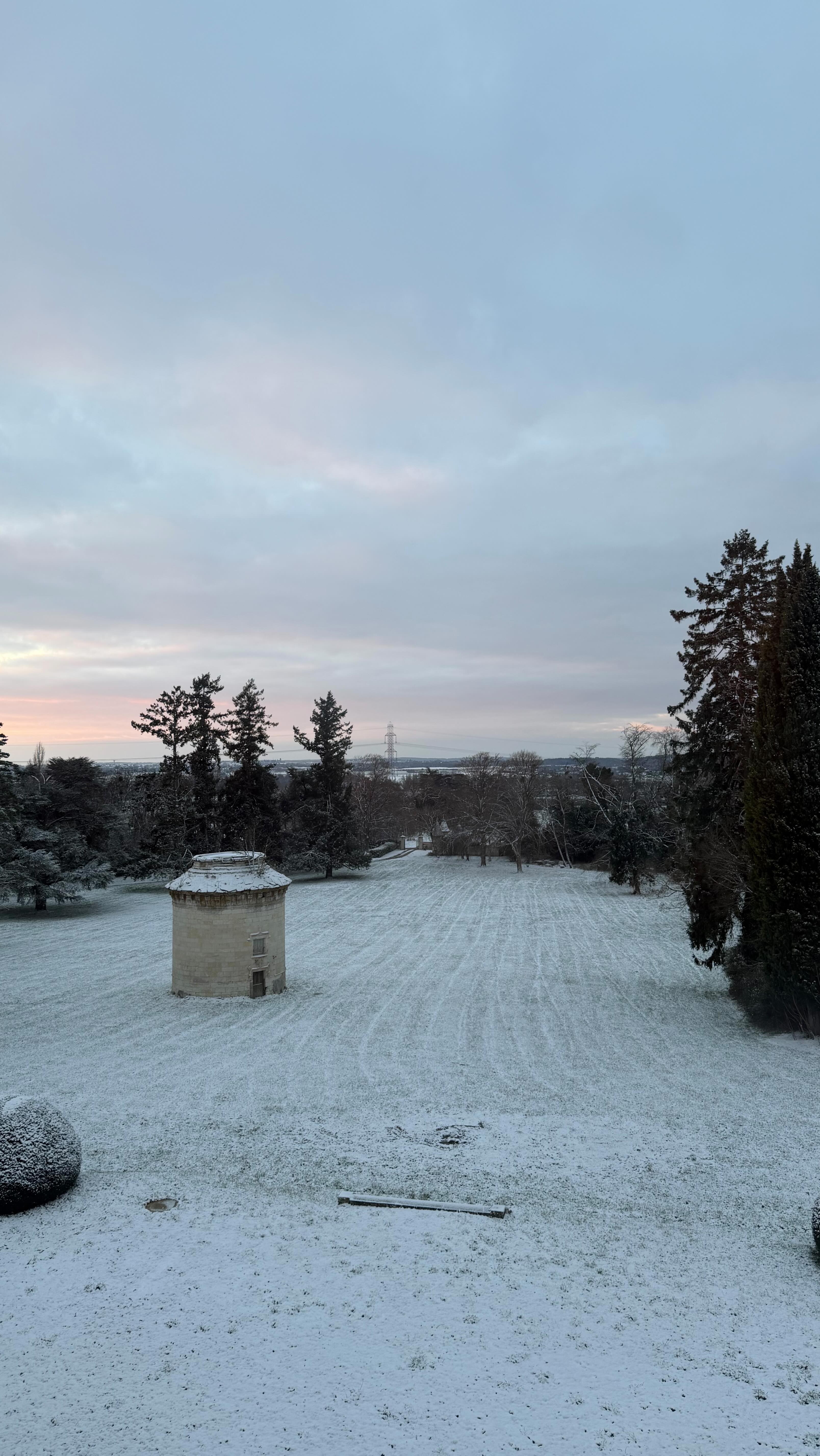 Le 25 décembre au réveil.
La neige dehors, les yeux encore endormis,
et la magie juste là, sous le sapin. 🤍
#Noël
#MatinDeNoël
#Souvenirs
#MagieDeNoël
#InstantDeVie